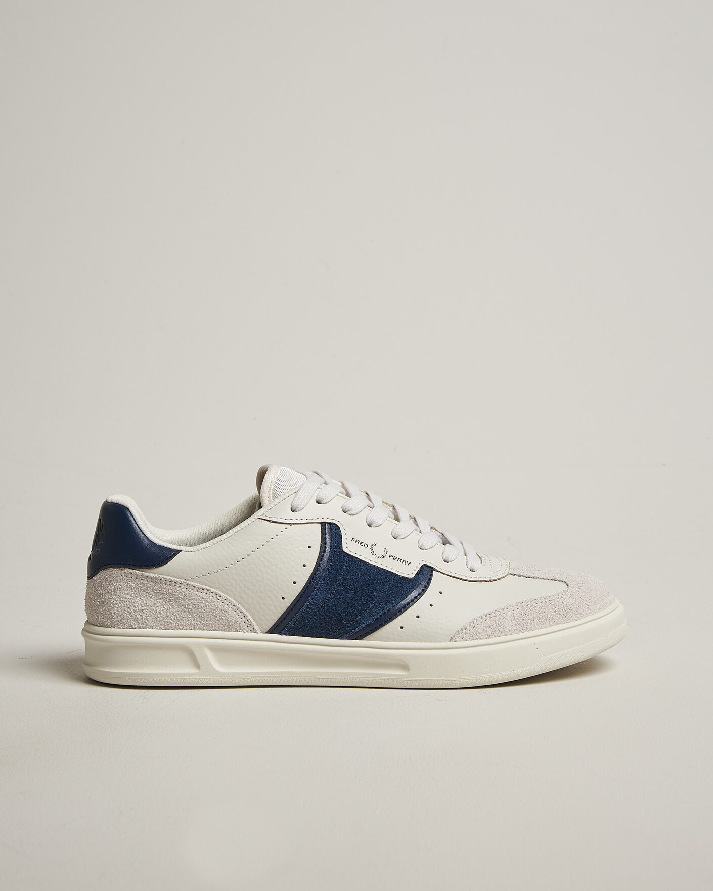 Uomini | Sneakers | Fred Perry | B4 Leather/Suede Sneaker Porcelain/Navy