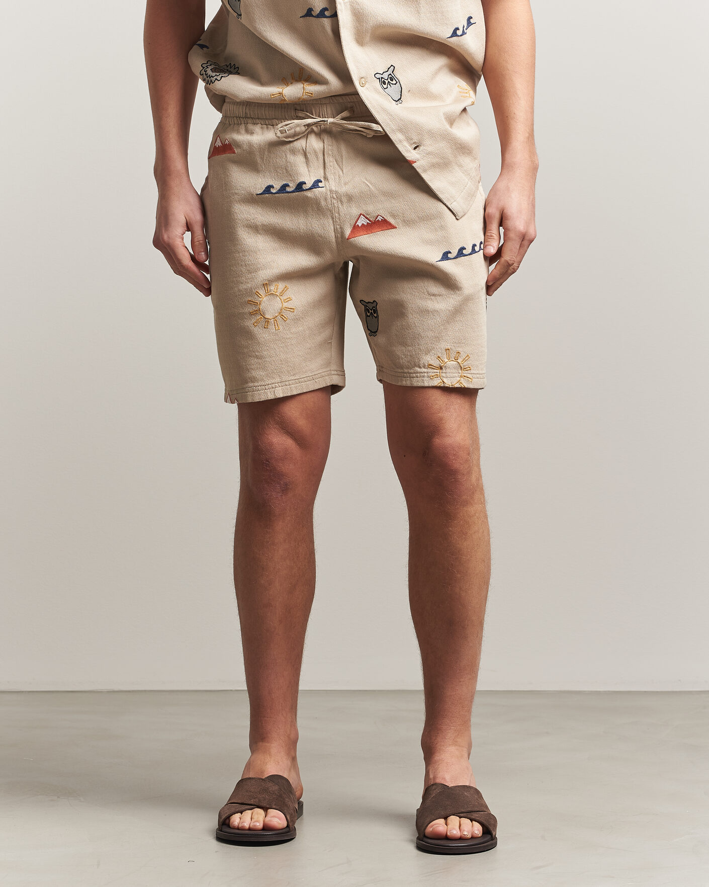 Uomini | Pantaloncini | KnowledgeCotton Apparel | Loose Embroidery Shorts Light Feather Grey