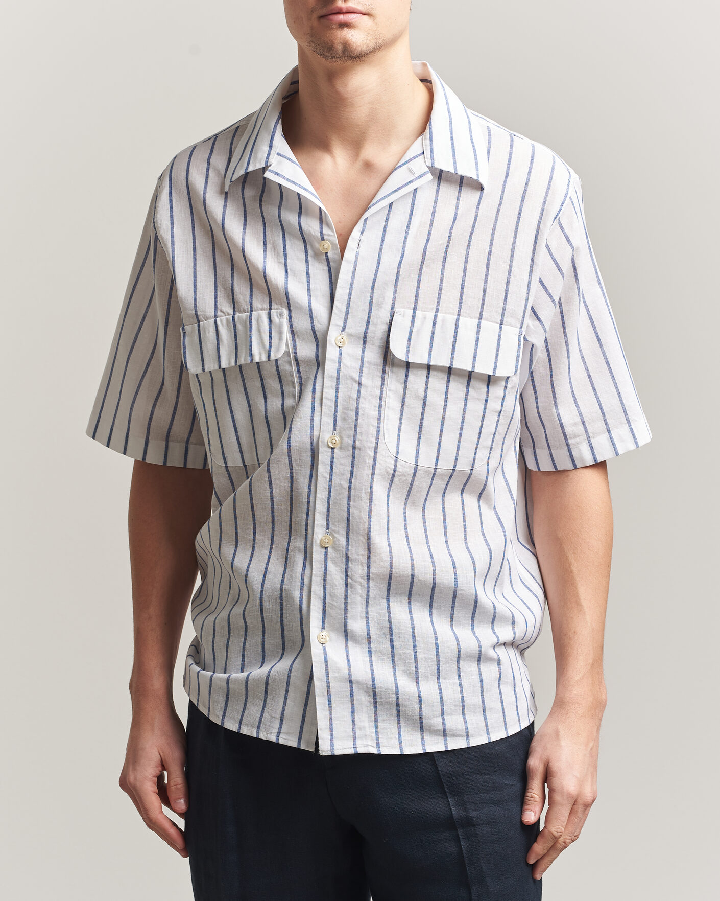 Uomini | Camicie | Oscar Jacobson | Striped Short Sleeve Linen Shirt Navy/White