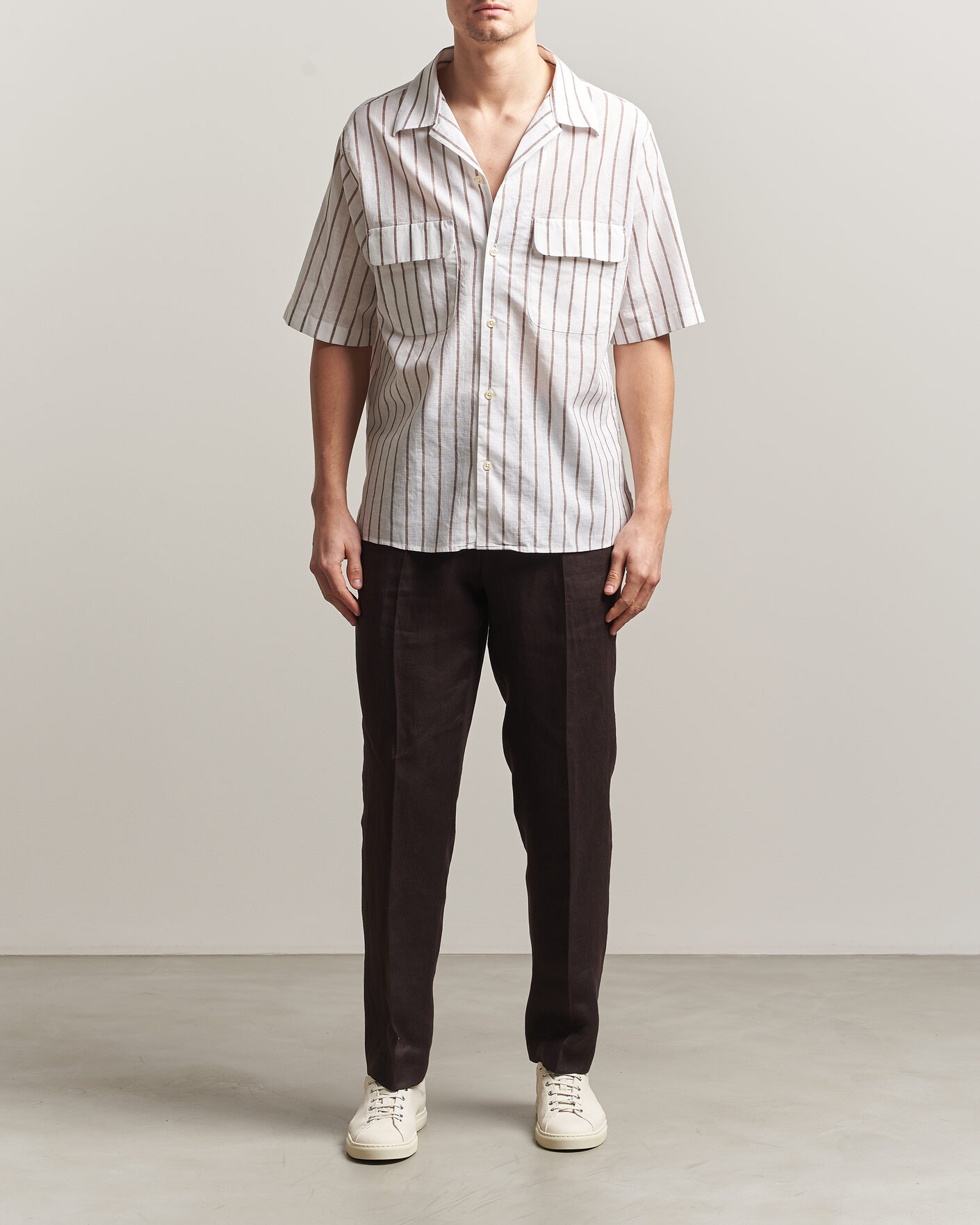Uomini | Camicie | Oscar Jacobson | Striped Short Sleeve Linen Shirt Brown/White