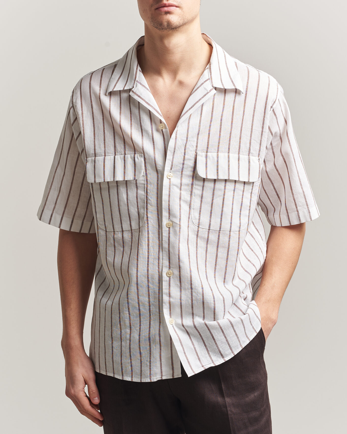 Uomini | Camicie | Oscar Jacobson | Striped Short Sleeve Linen Shirt Brown/White