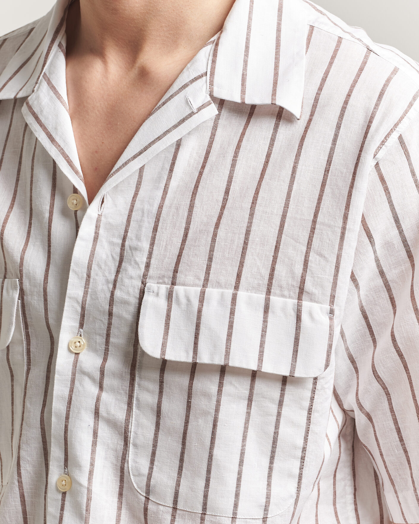 Uomini | Camicie | Oscar Jacobson | Striped Short Sleeve Linen Shirt Brown/White