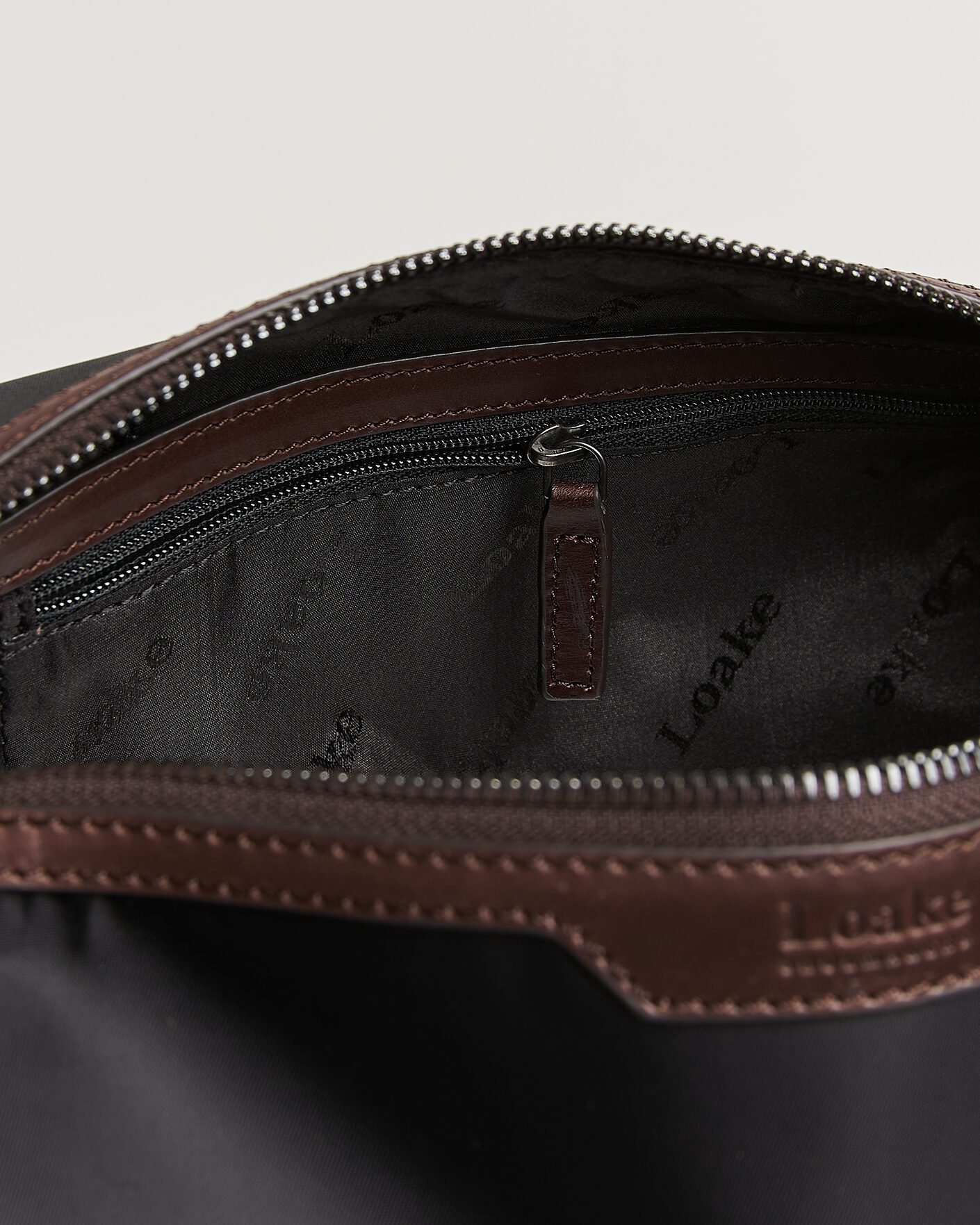 Uomini | Borse | Loake Shoemakers | Welland Nylon/Leather Washbag Black