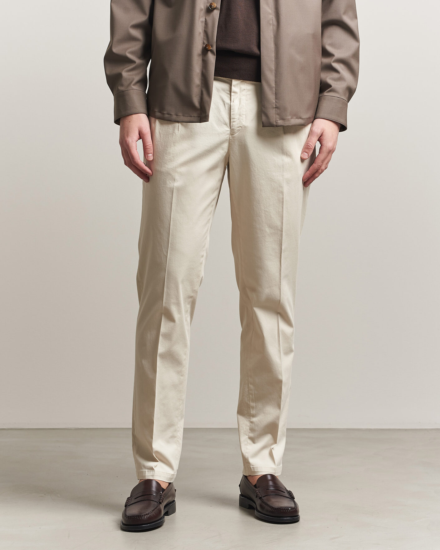 Uomini | Pantaloni | Briglia 1949 | Easy Fit Pleated Cotton Stretch Chino Cream