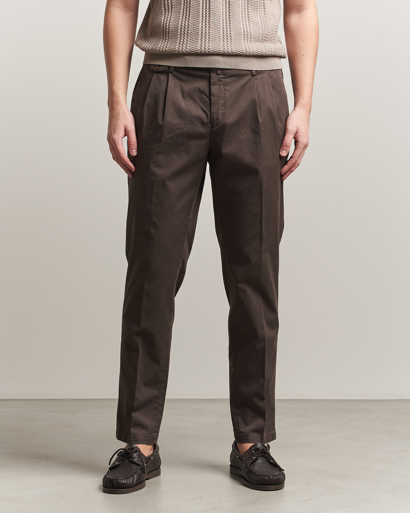 Uomini | Pantaloni | Briglia 1949 | Easy Fit Pleated Cotton Stretch Chino Brown