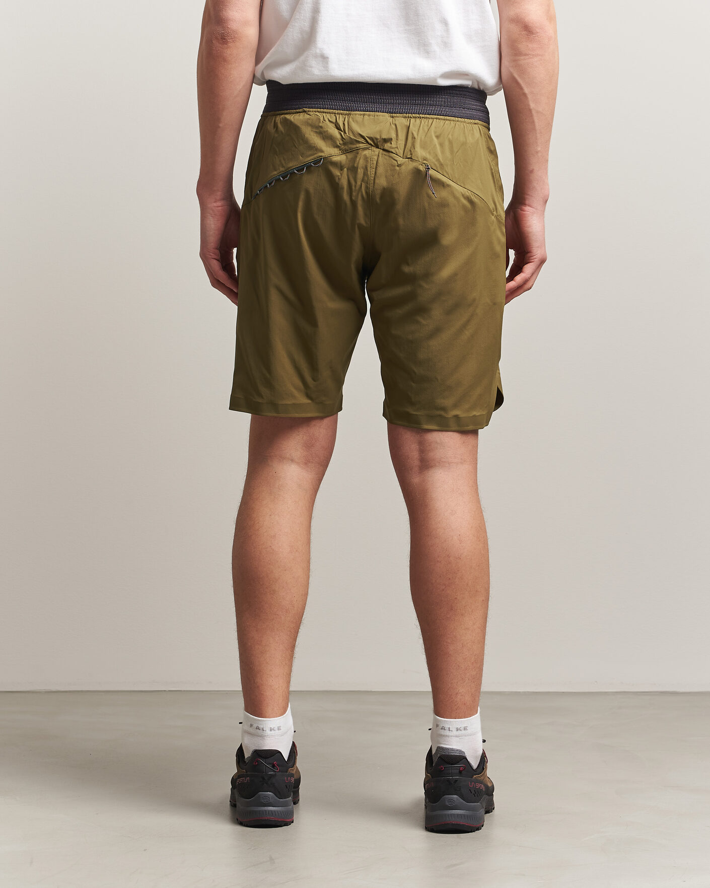 Uomini | Pantaloncini | Klättermusen | Nal Windbreaker Shorts Olive