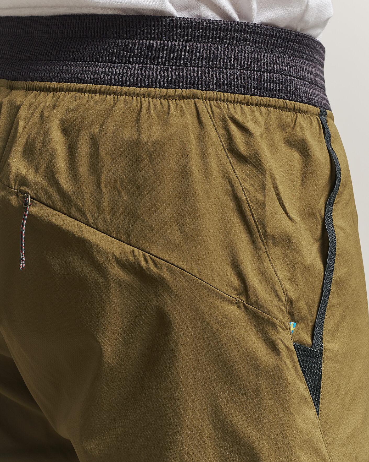 Uomini | Pantaloncini | Klättermusen | Nal Windbreaker Shorts Olive