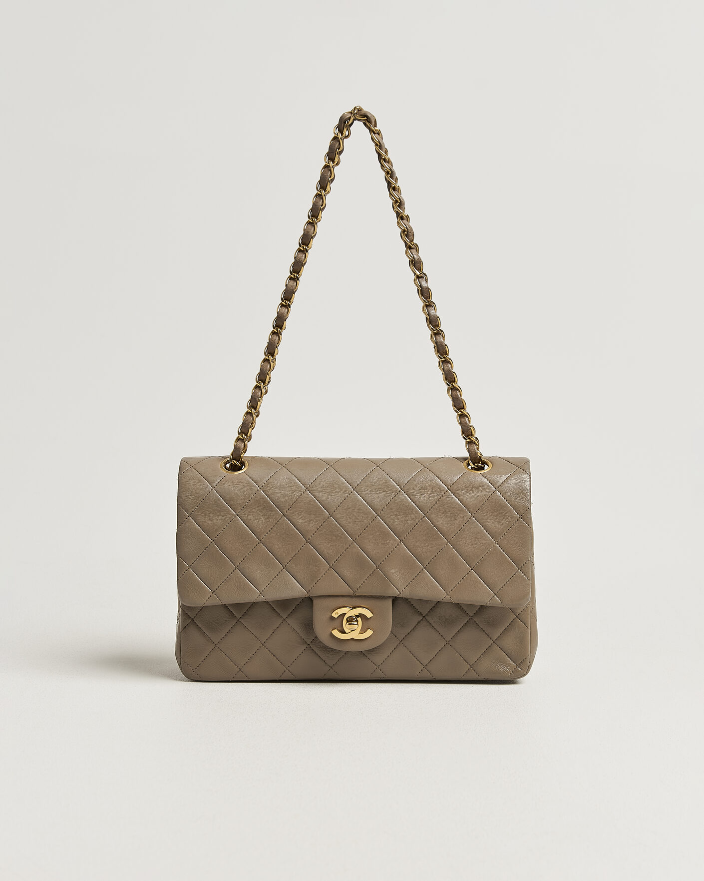 Uomini | Pre-Owned & Vintage Bags | Chanel Pre-Owned | Classic Medium Double Flap Bag Lambskin Beige