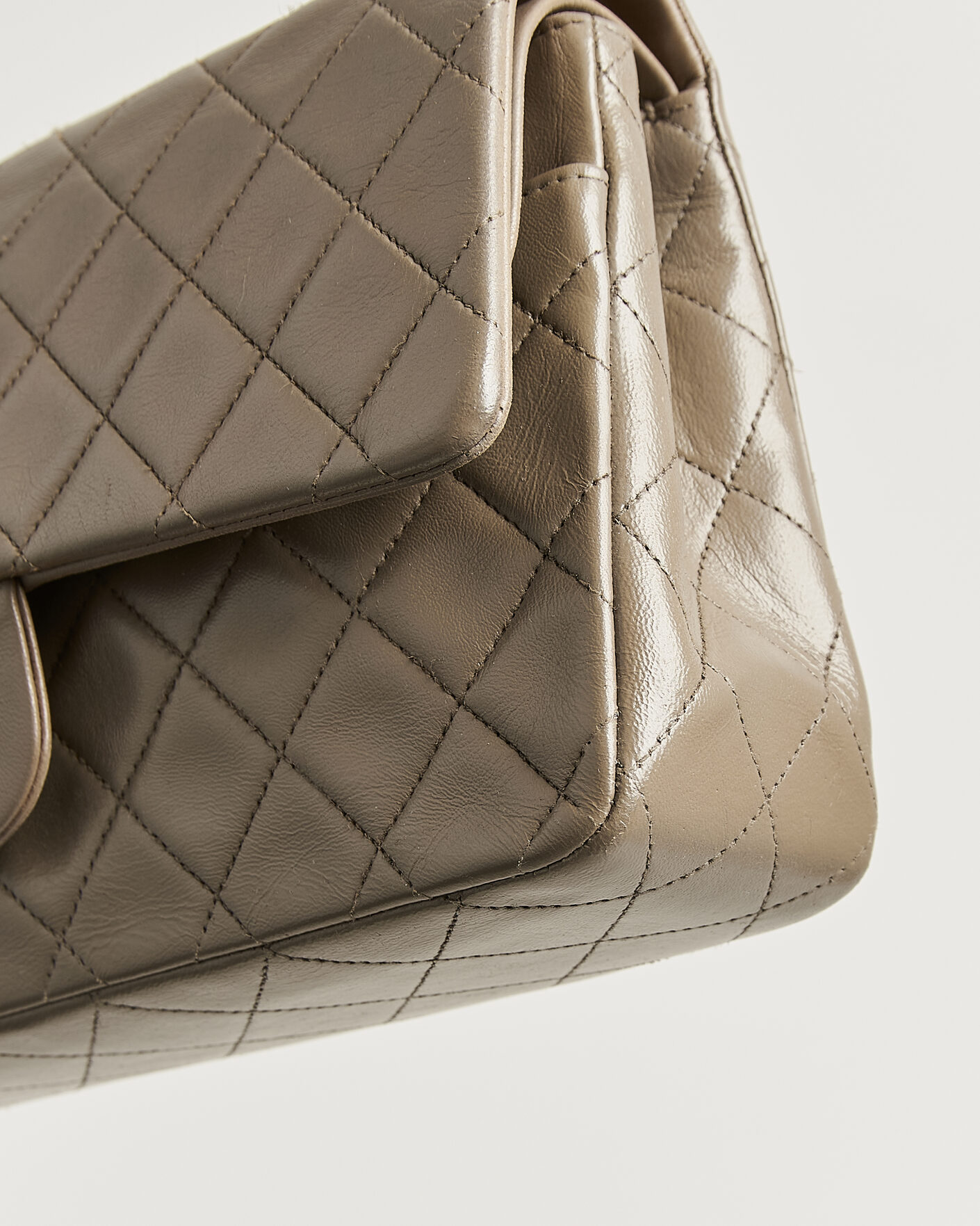 Uomini | Pre-Owned & Vintage Bags | Chanel Pre-Owned | Classic Medium Double Flap Bag Lambskin Beige