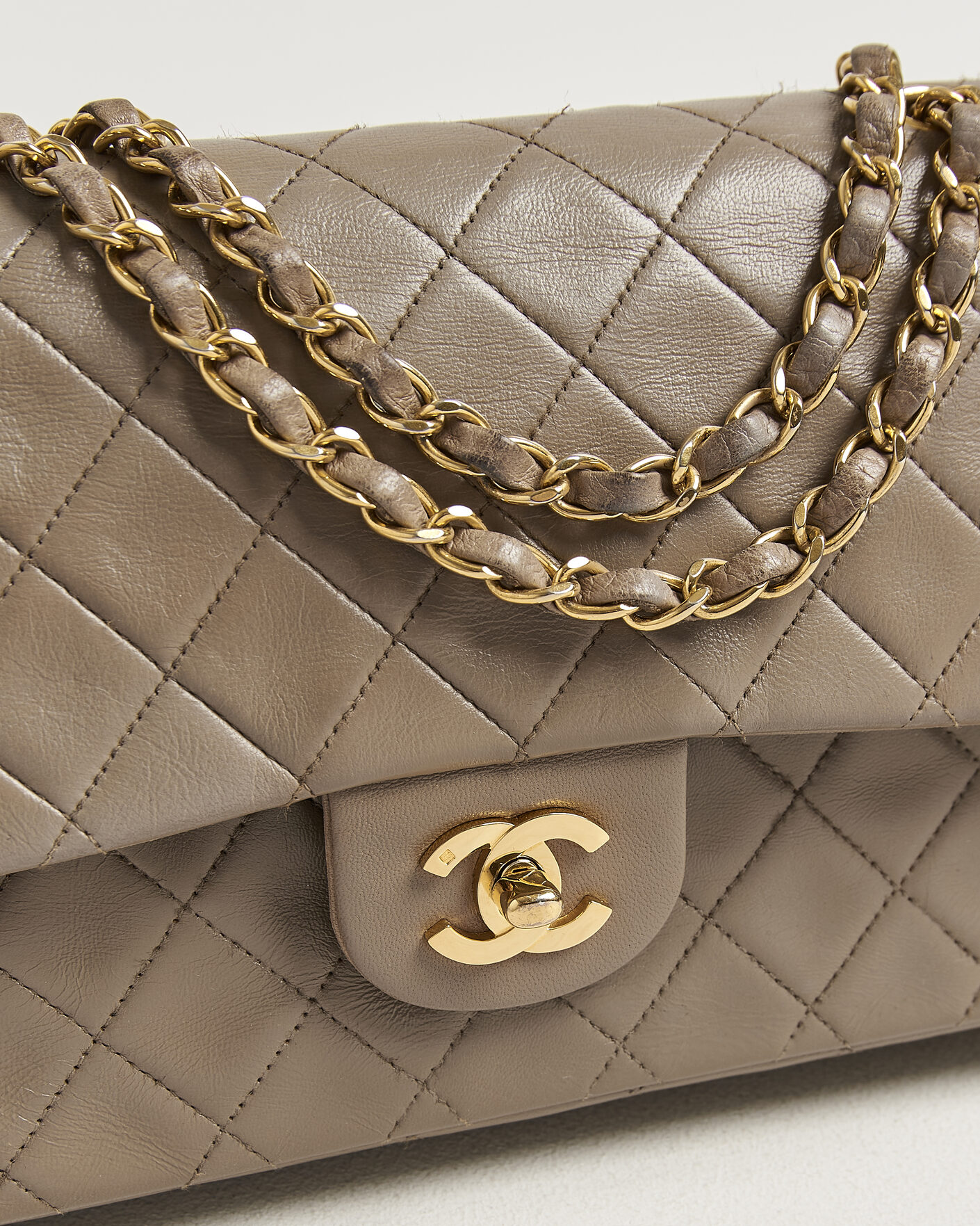 Uomini | Pre-Owned & Vintage Bags | Chanel Pre-Owned | Classic Medium Double Flap Bag Lambskin Beige