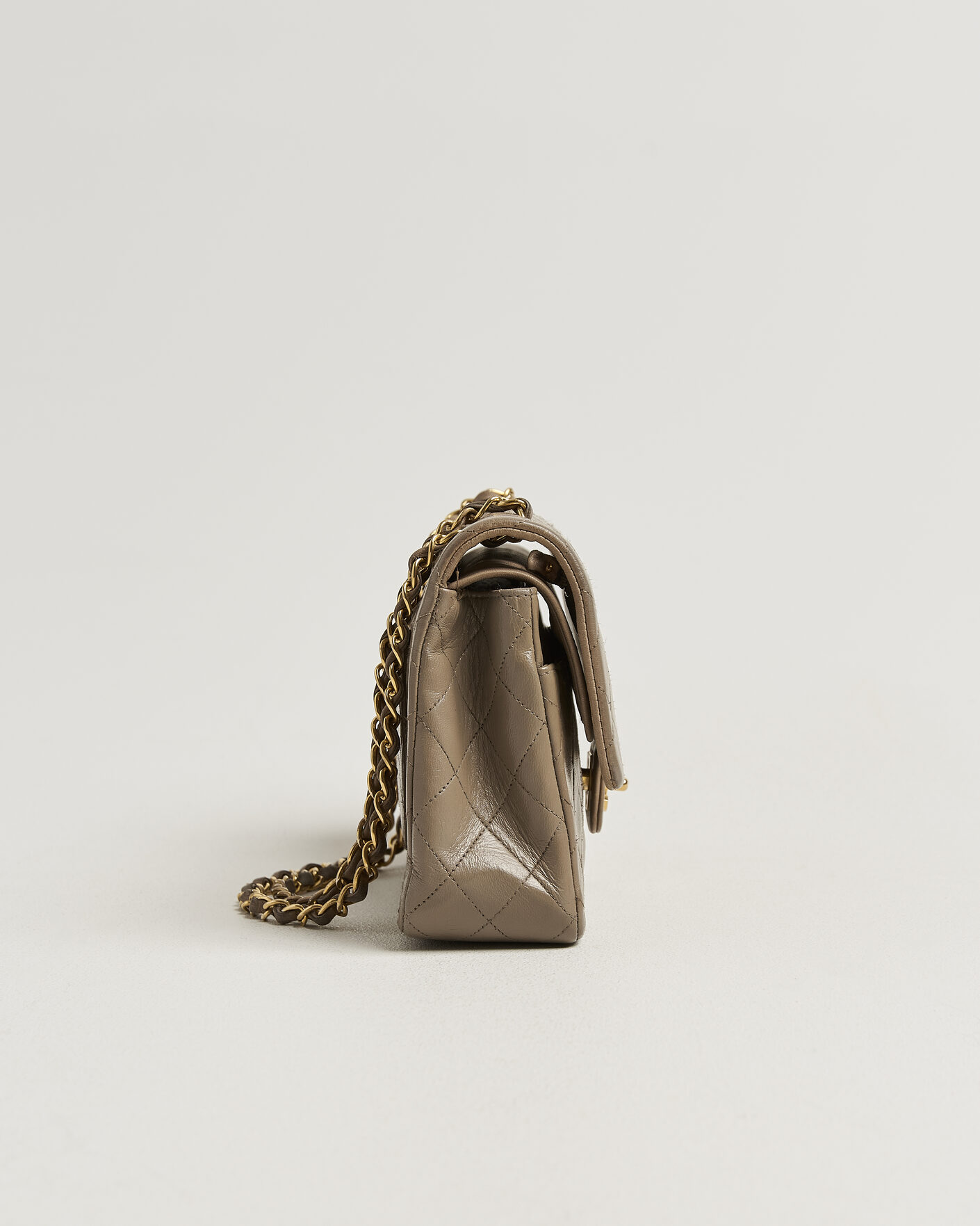 Uomini | Pre-Owned & Vintage Bags | Chanel Pre-Owned | Classic Medium Double Flap Bag Lambskin Beige