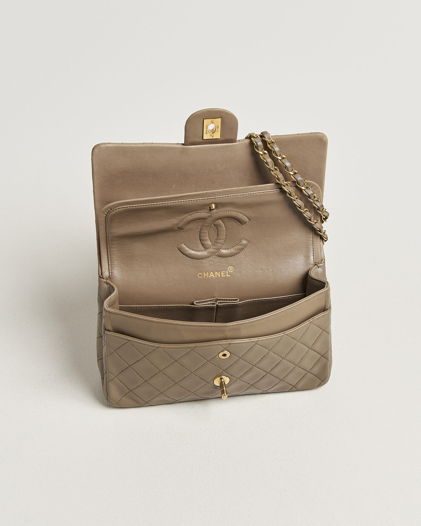 Uomini | Pre-Owned & Vintage Bags | Chanel Pre-Owned | Classic Medium Double Flap Bag Lambskin Beige