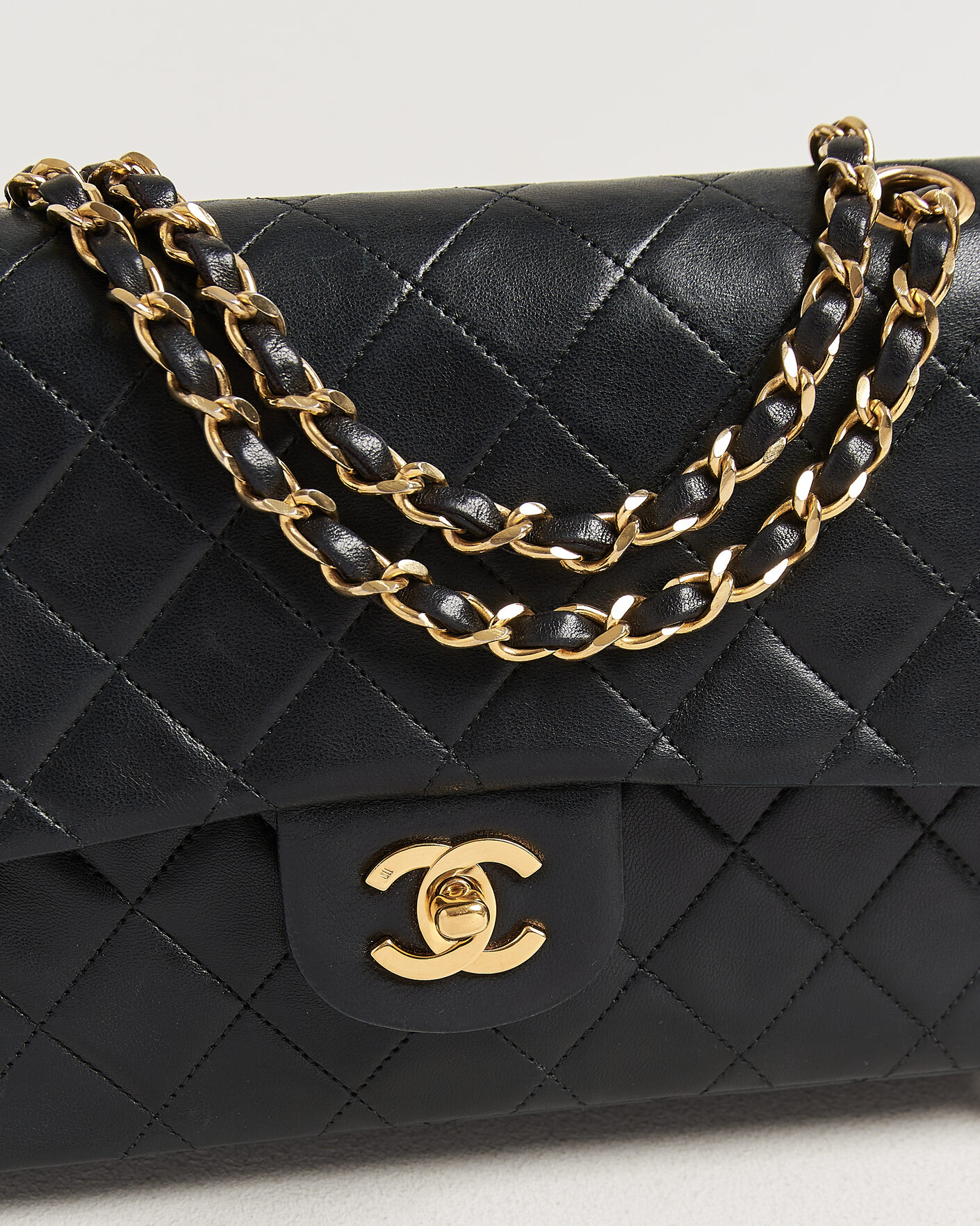 Uomini | Pre-Owned & Vintage Bags | Chanel Pre-Owned | Classic Medium Double Flap Bag Lambskin Black