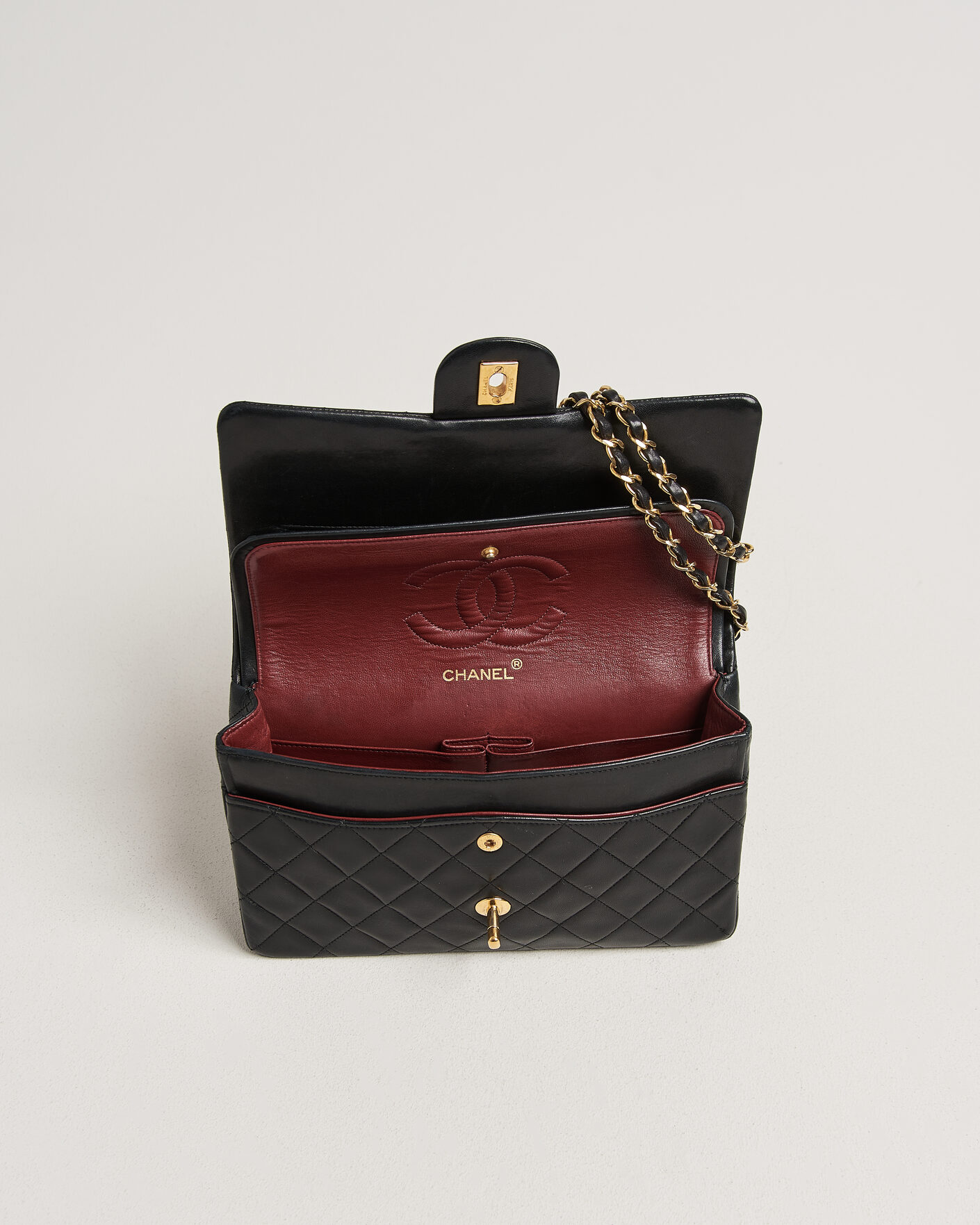 Uomini | Pre-Owned & Vintage Bags | Chanel Pre-Owned | Classic Medium Double Flap Bag Lambskin Black