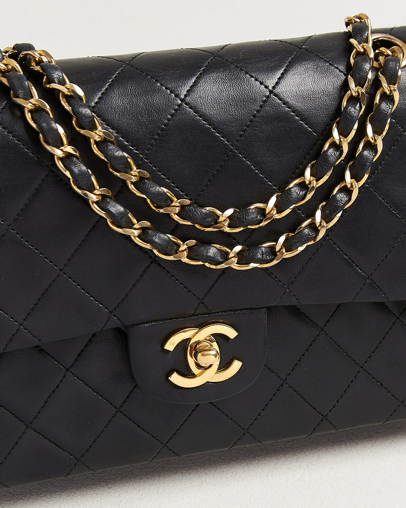 Uomini | Pre-Owned & Vintage Bags | Chanel Pre-Owned | Classic Medium Double Flap Bag Lambskin Black