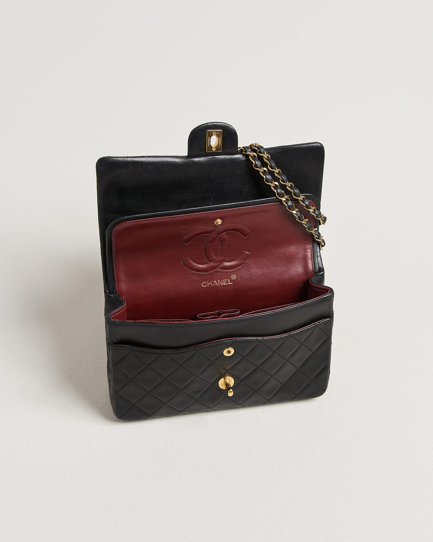Uomini | Pre-Owned & Vintage Bags | Chanel Pre-Owned | Classic Medium Double Flap Bag Lambskin Black