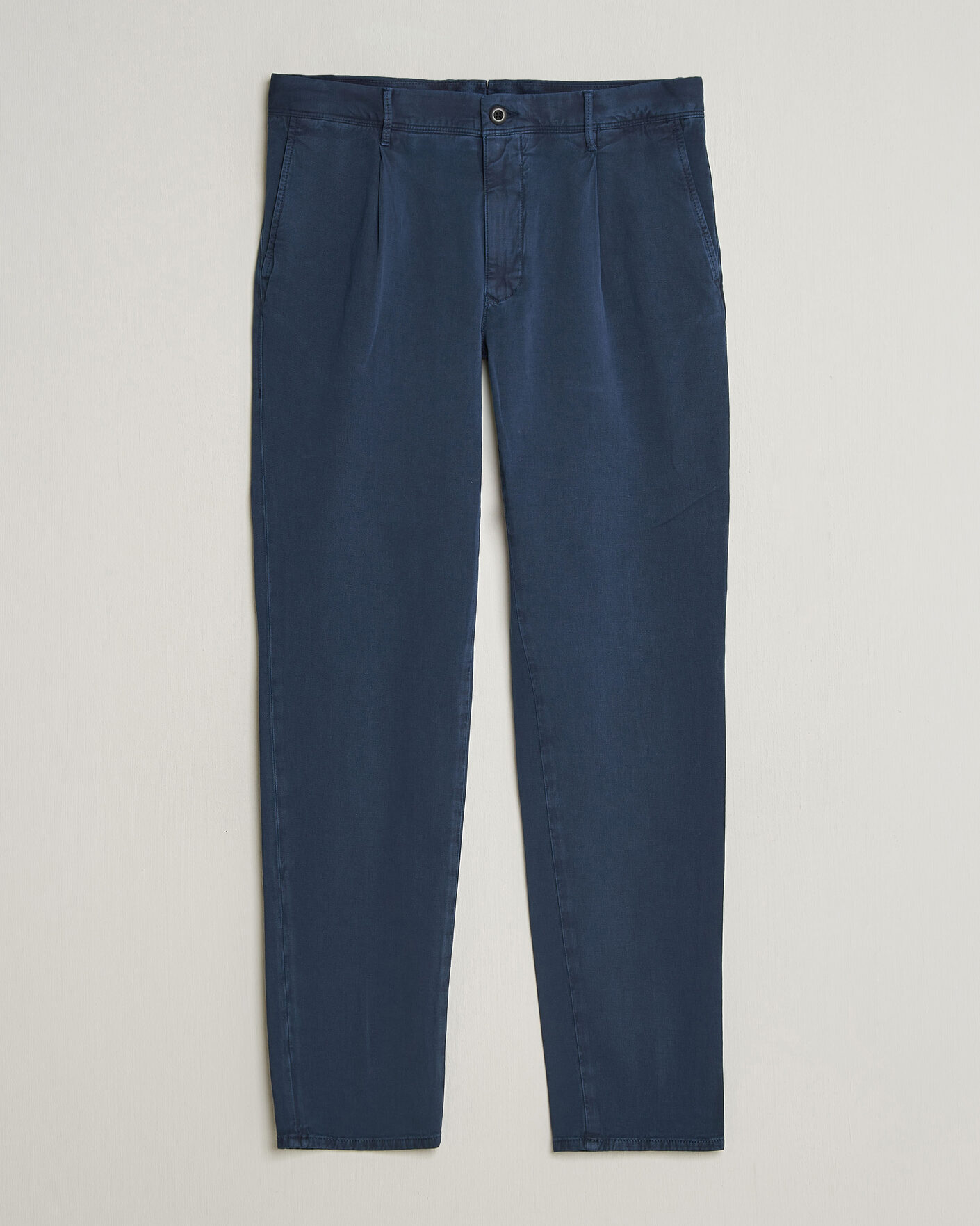 Uomini | Pantaloni | Incotex | Tapered Fit Pleated Linen Slacks Navy