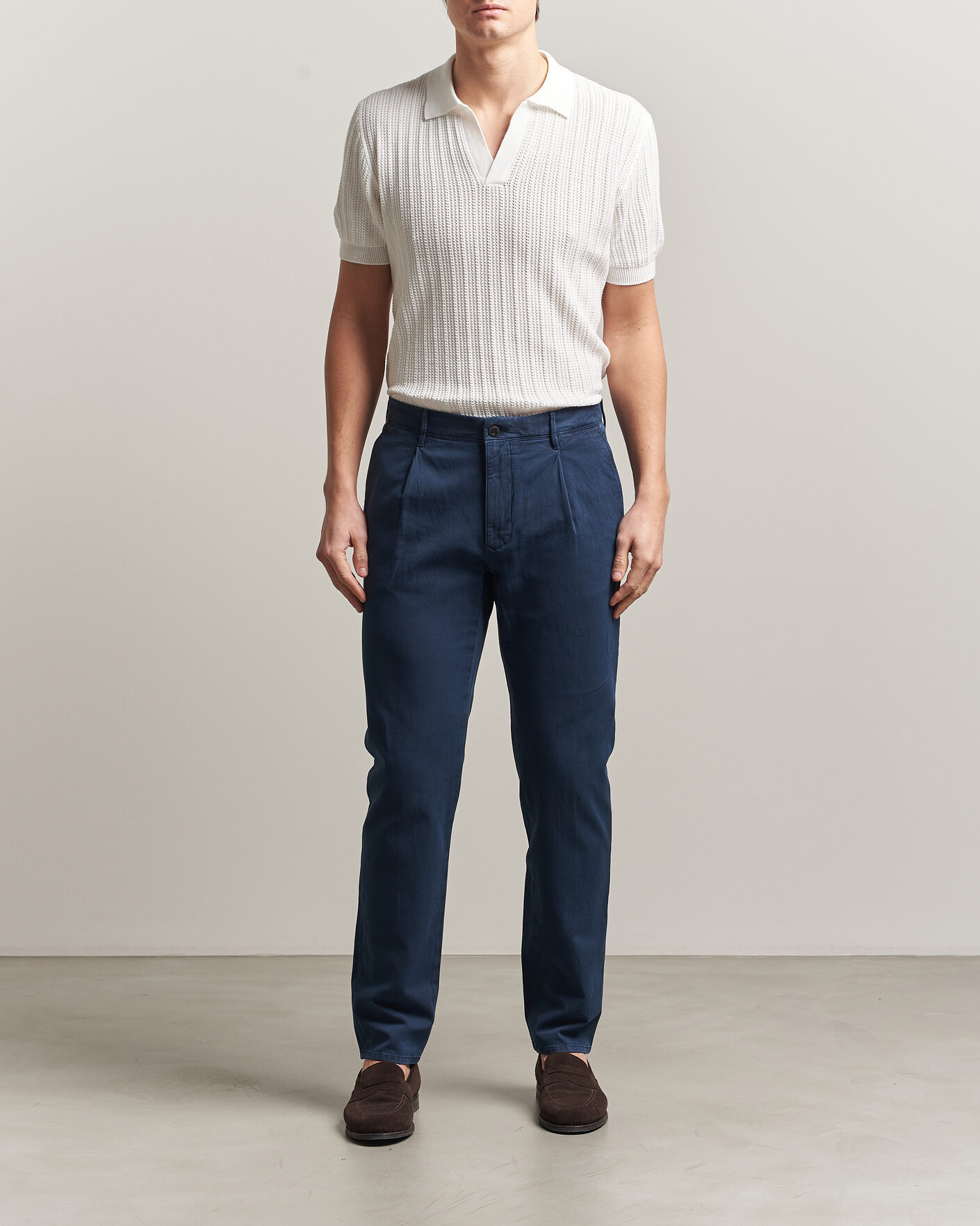 Uomini | Pantaloni | Incotex | Tapered Fit Pleated Linen Slacks Navy