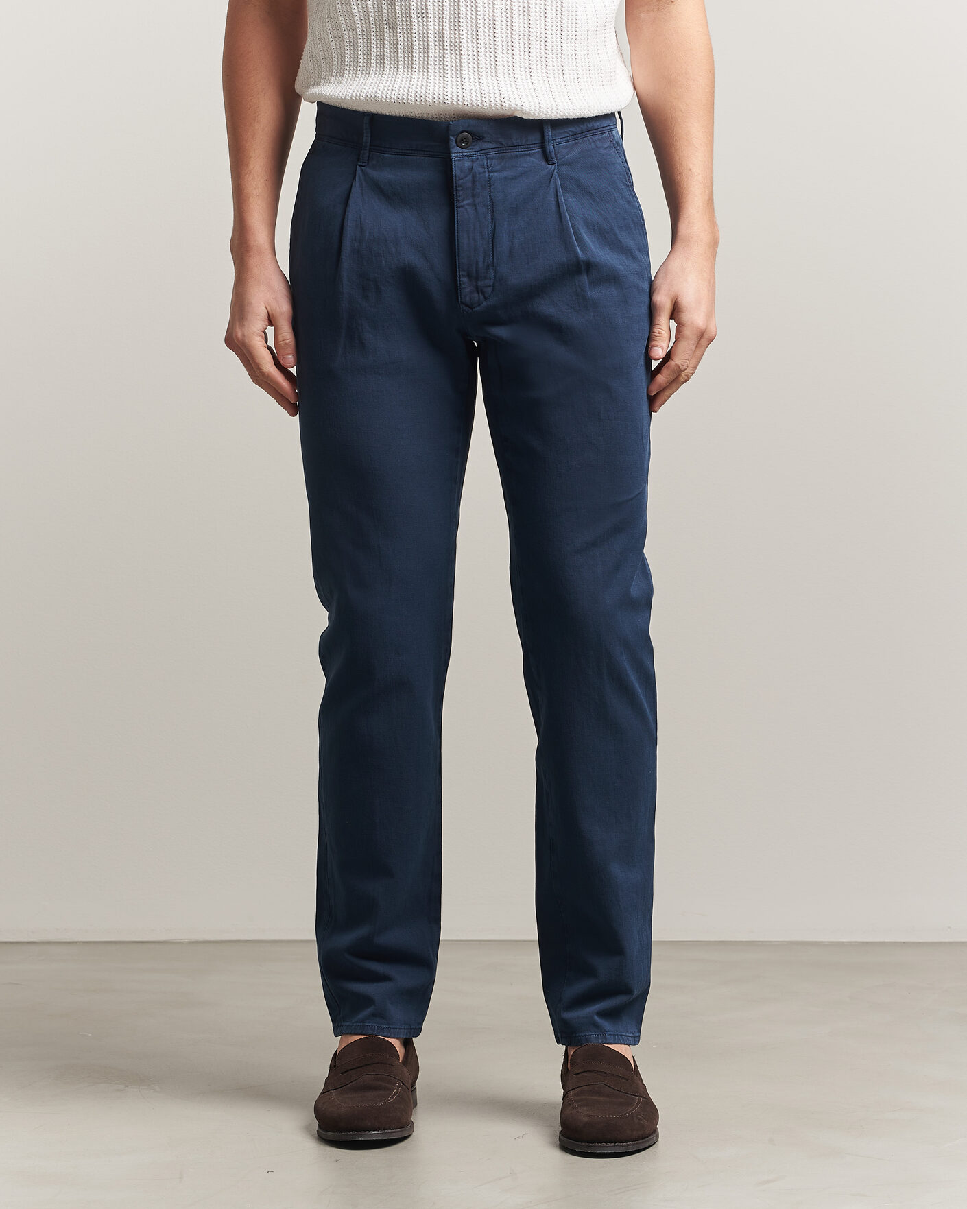 Uomini | Pantaloni | Incotex | Tapered Fit Pleated Linen Slacks Navy
