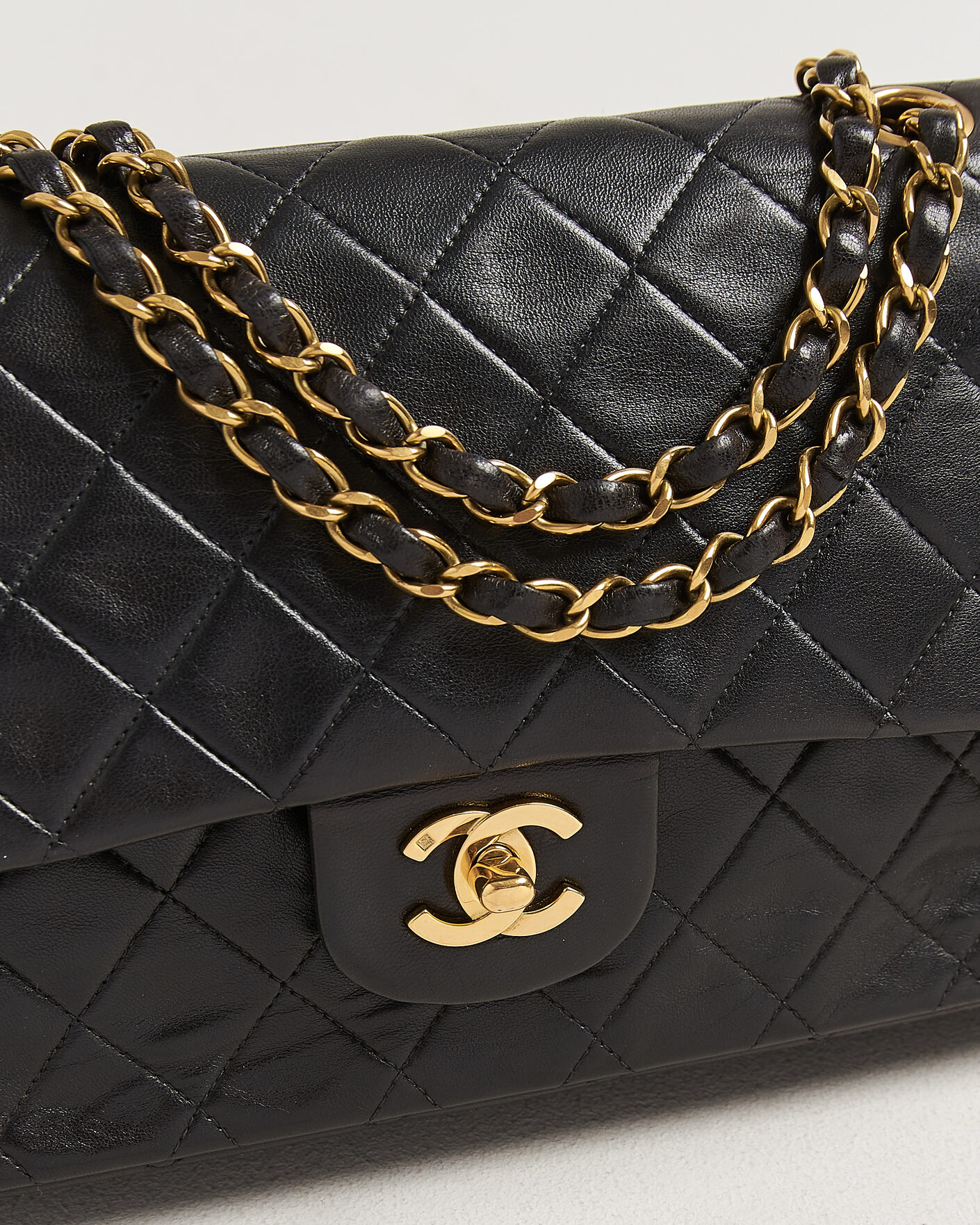 Uomini | Pre-Owned & Vintage Bags | Chanel Pre-Owned | Classic Medium Double Flap Bag Lambskin Black