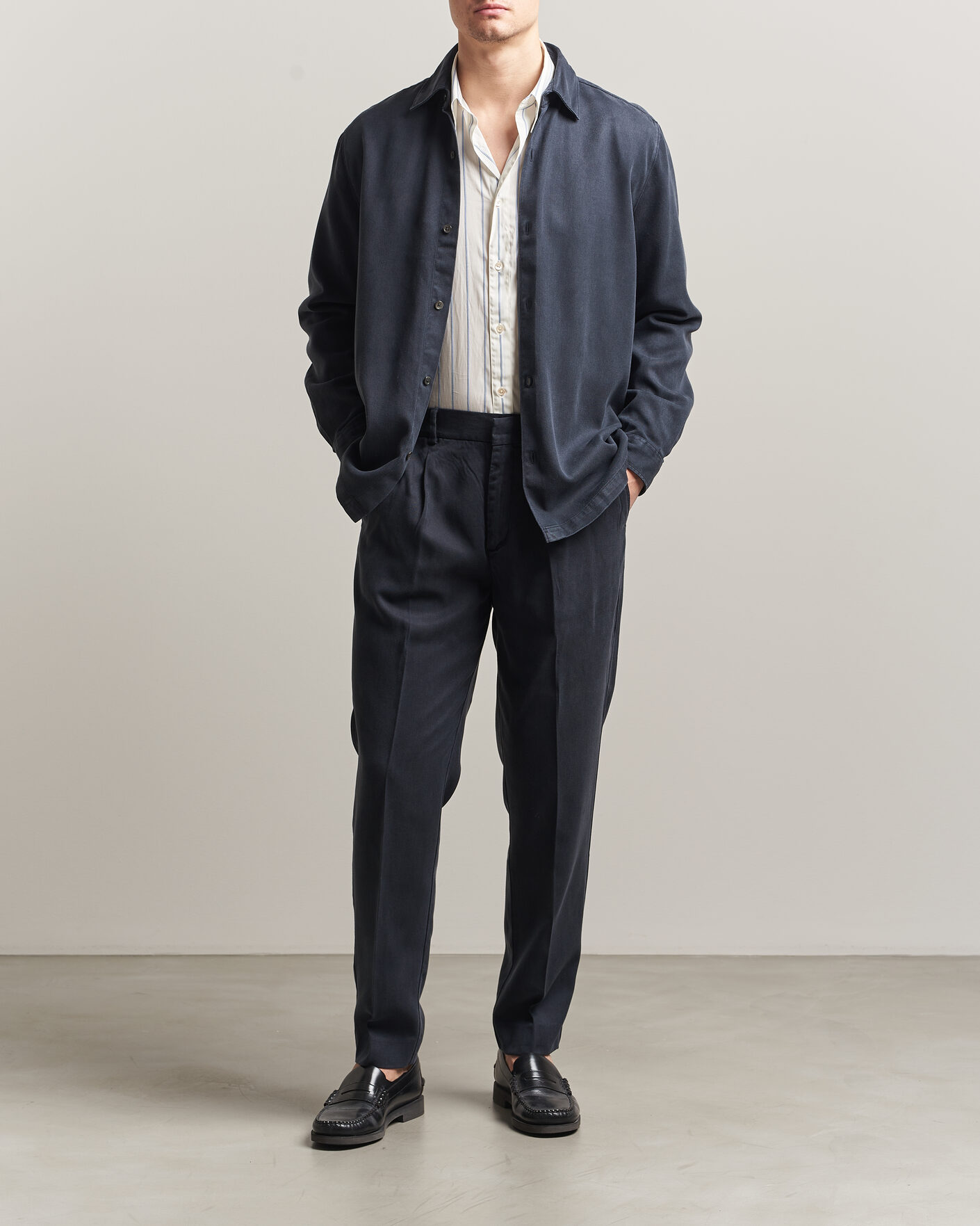 Uomini | Pantaloni | A Day's March | Smart Lyocell Trousers Navy