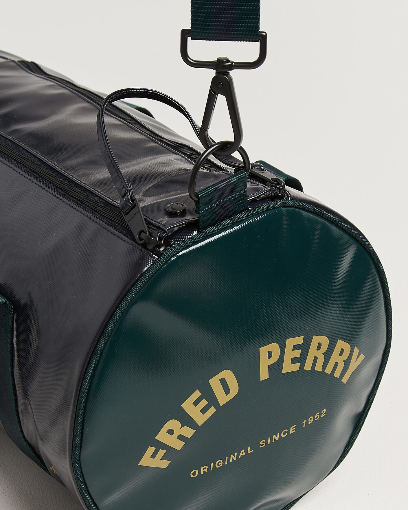 Uomini | Borse | Fred Perry | Classic Barrel Bag Navy/Grassroots Green