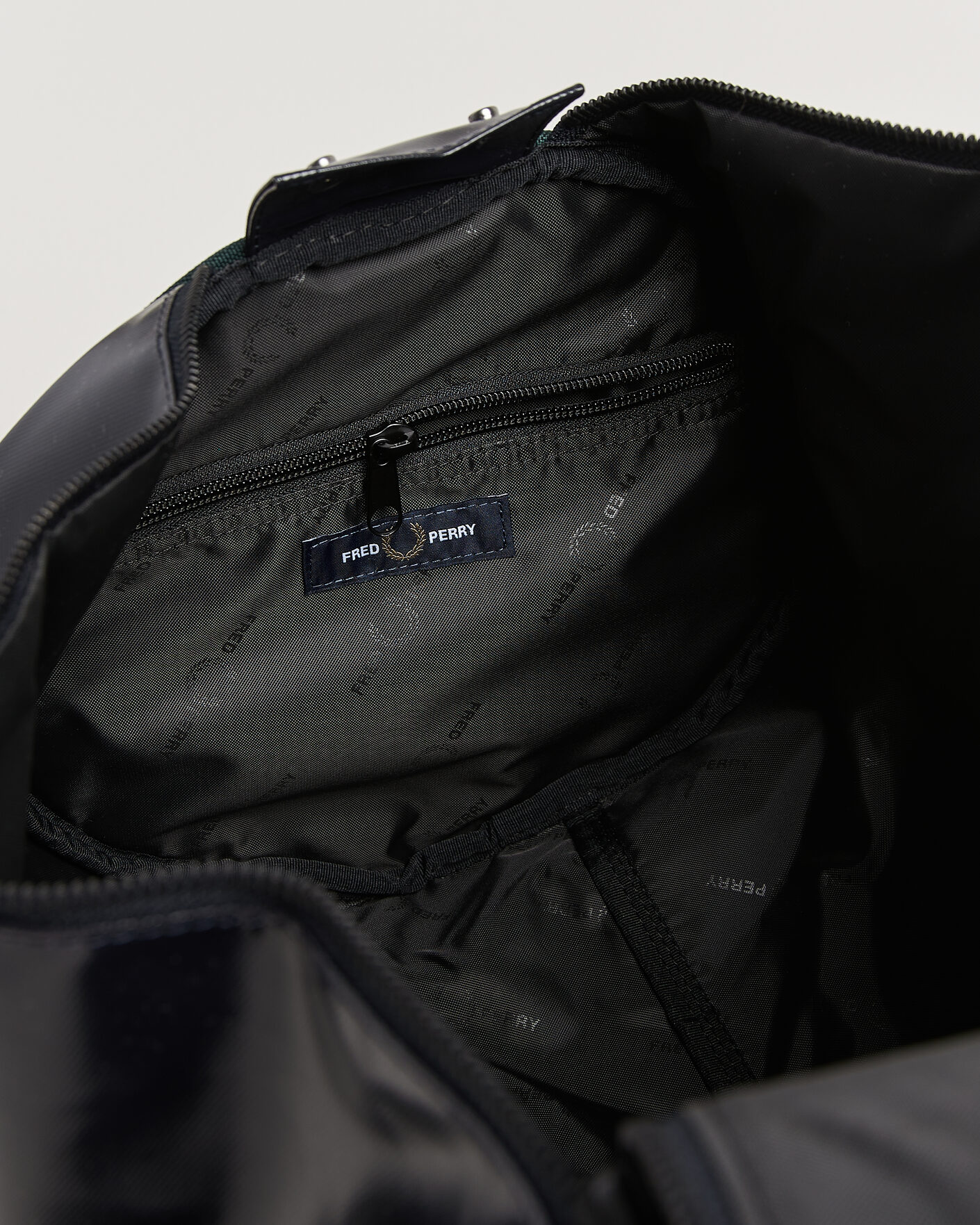 Uomini | Borse | Fred Perry | Classic Barrel Bag Navy/Grassroots Green