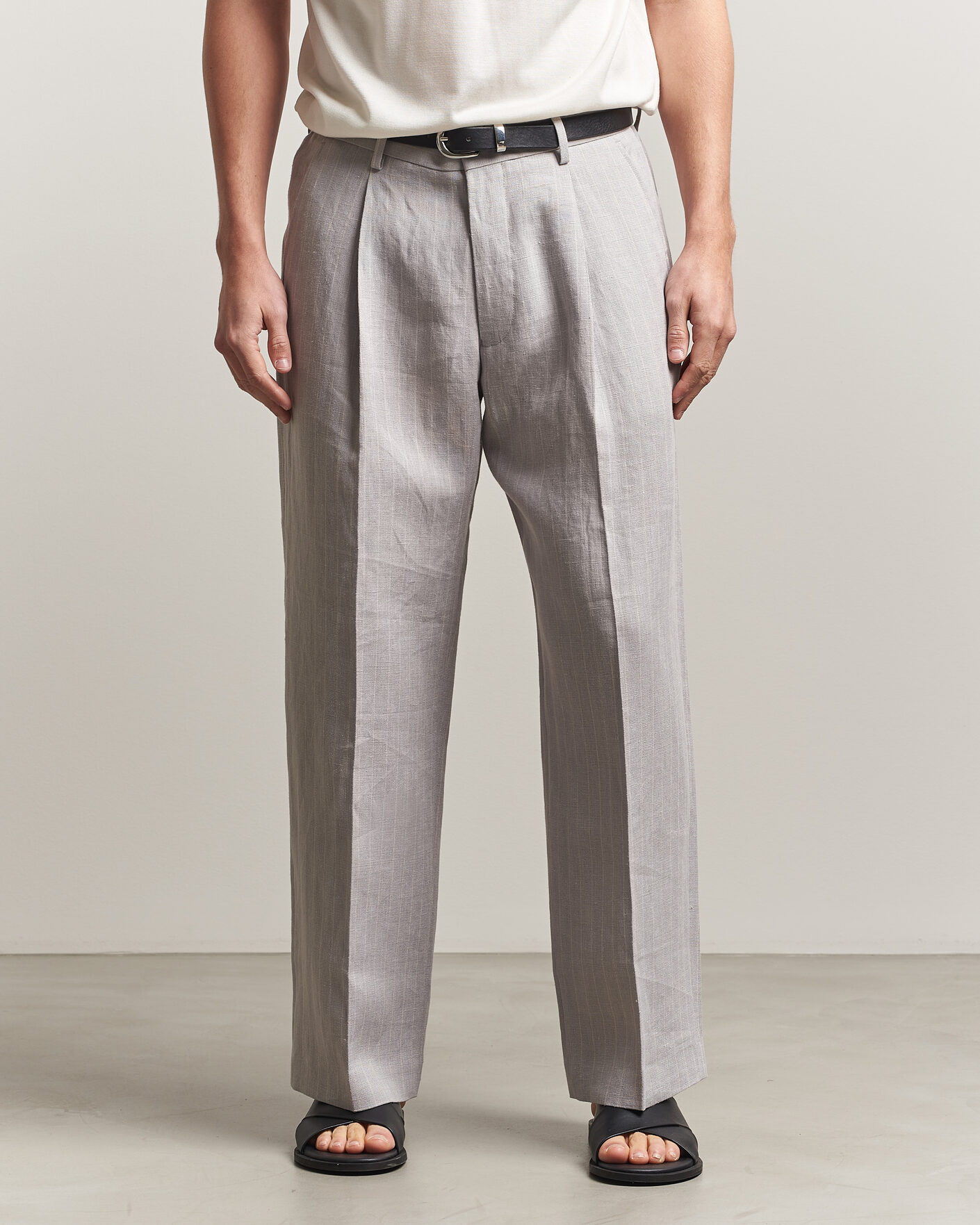 Uomini | Pantaloni | NN07 | Kay Pinstriped Pleated Linen Trousers Grey