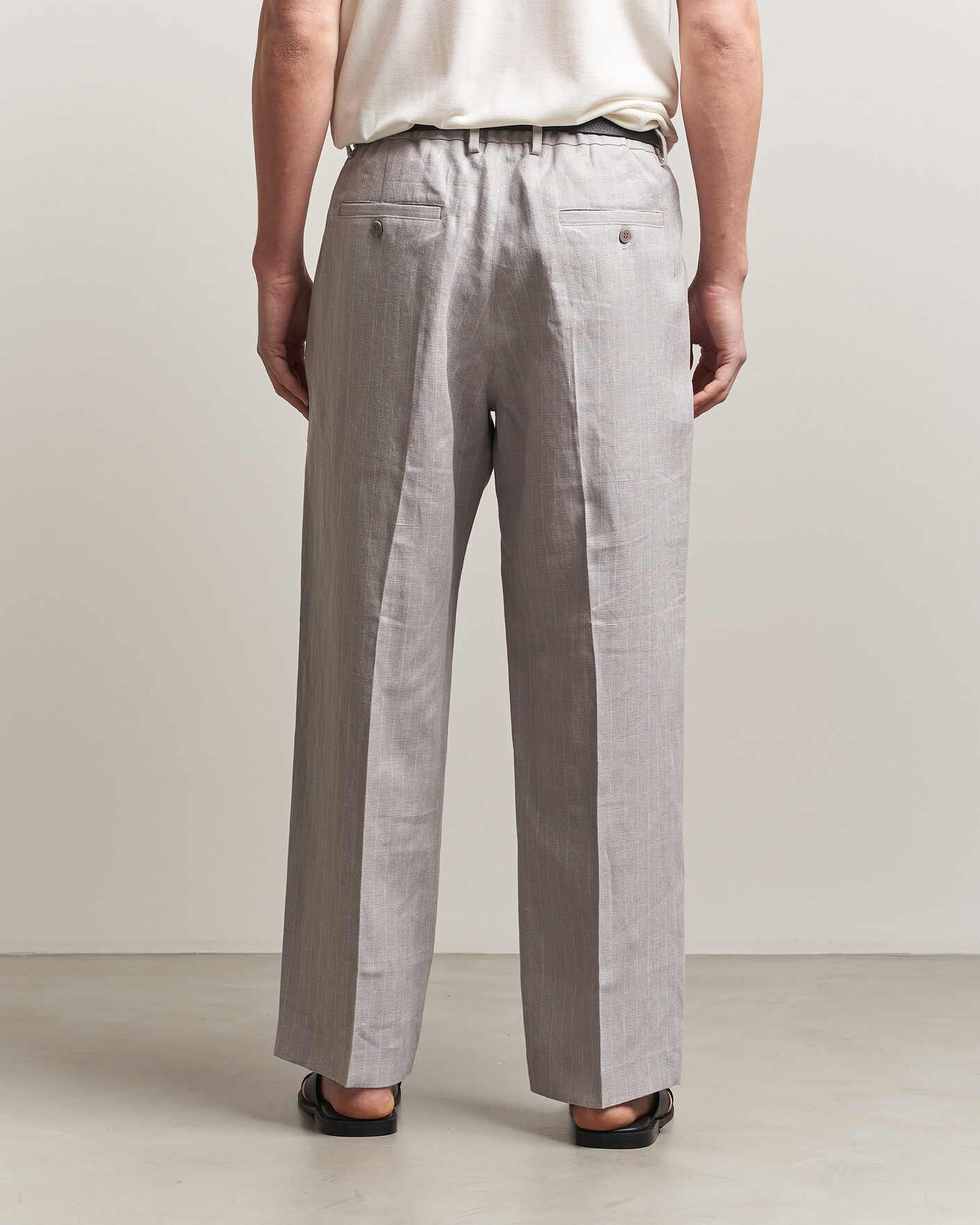 Uomini | Pantaloni | NN07 | Kay Pinstriped Pleated Linen Trousers Grey