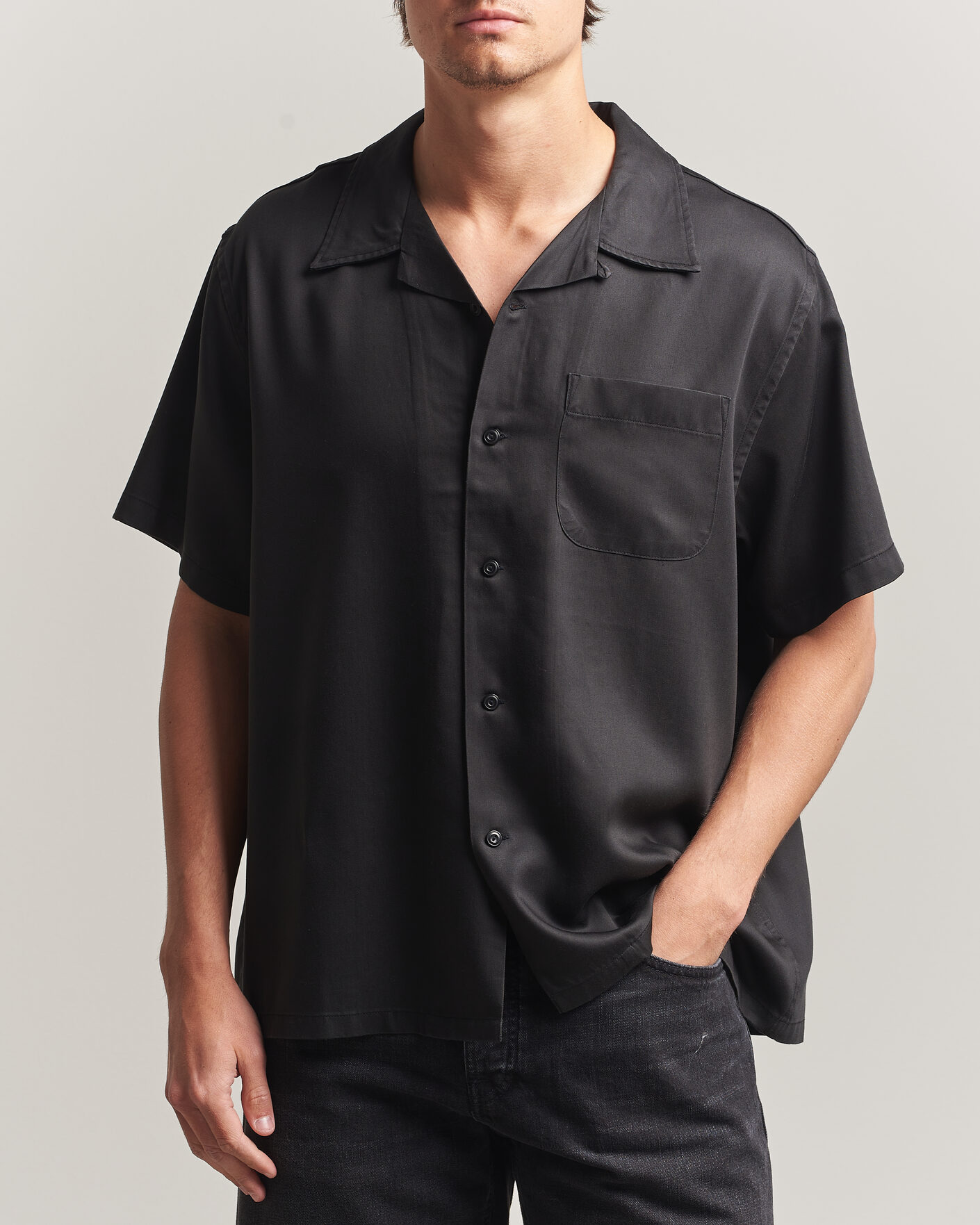 Uomini | Camicie | Nudie Jeans | Arthur Bowling Shirt Saftey Pi Black