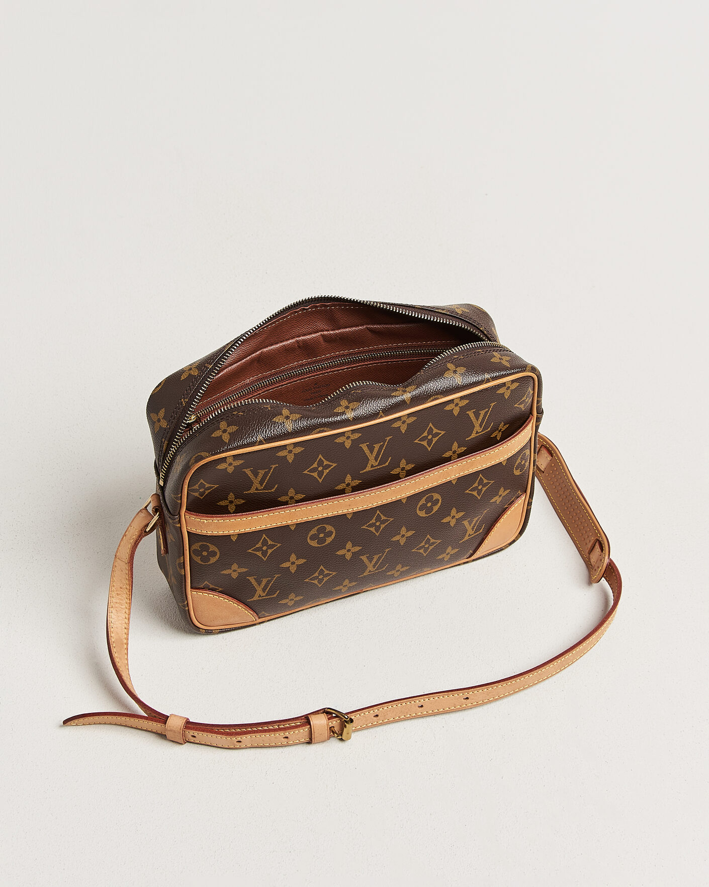 Uomini | Pre-Owned & Vintage Bags | Louis Vuitton Pre-Owned | Trocadero 27 Bag Monogram