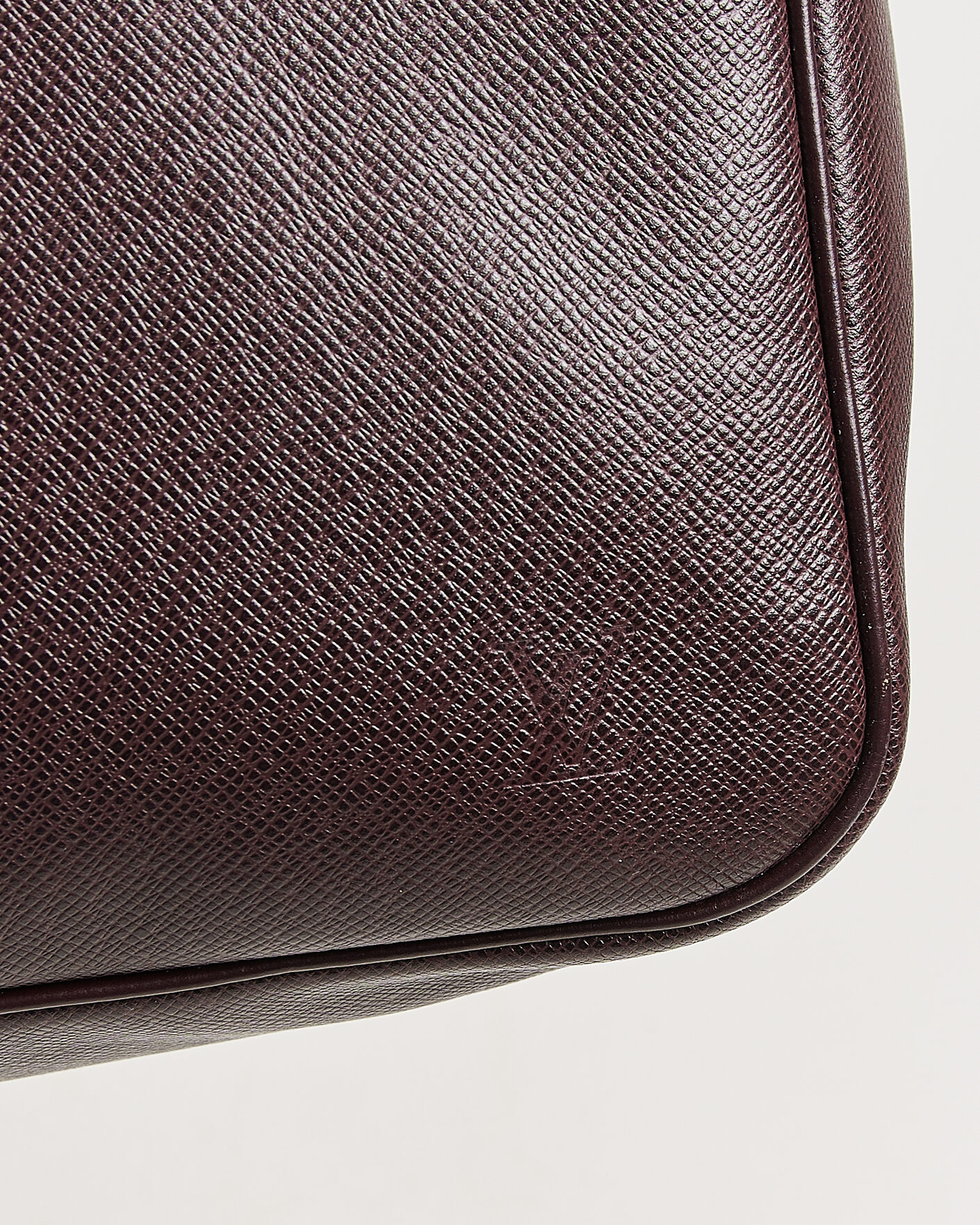 Uomini | Pre-Owned & Vintage Bags | Louis Vuitton Pre-Owned | Taiga Kendall Weekend Bag PM Burgundy