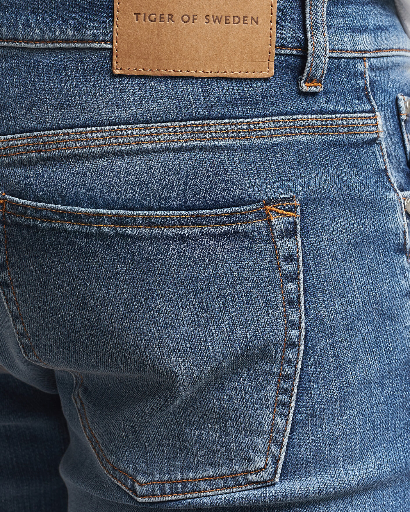 Uomini | Pantaloni | Tiger of Sweden | Des Jeans Medium Blue