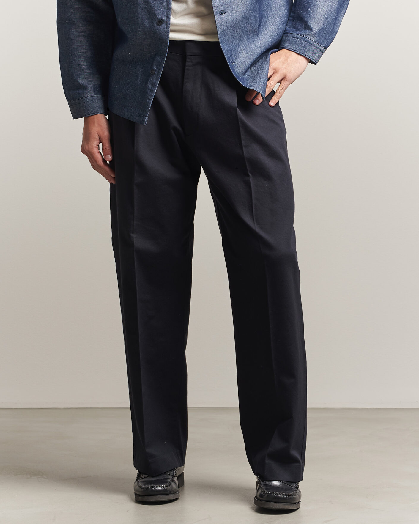 Uomini | Pantaloni | NN07 | Kay Relaxed Fit Pleated Cotton Trousers Navy Blue