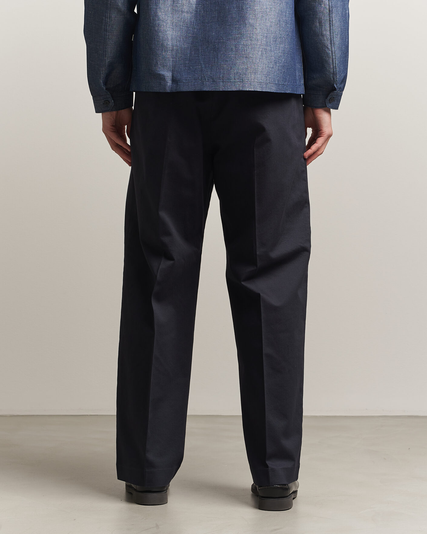 Uomini | Pantaloni | NN07 | Kay Relaxed Fit Pleated Cotton Trousers Navy Blue