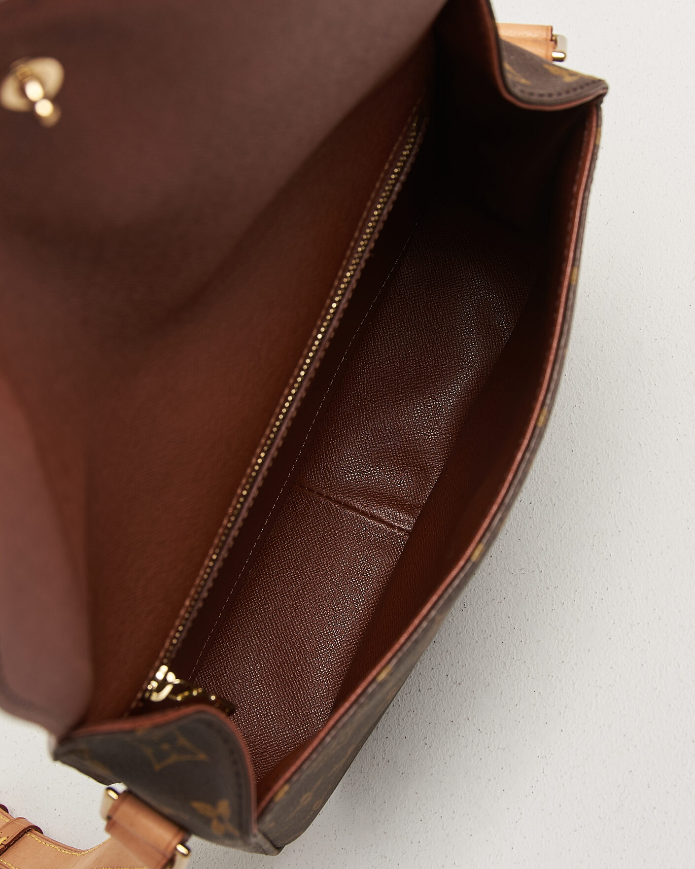 Uomini | Pre-Owned & Vintage Bags | Louis Vuitton Pre-Owned | Saint Cloud GM Bag Monogram