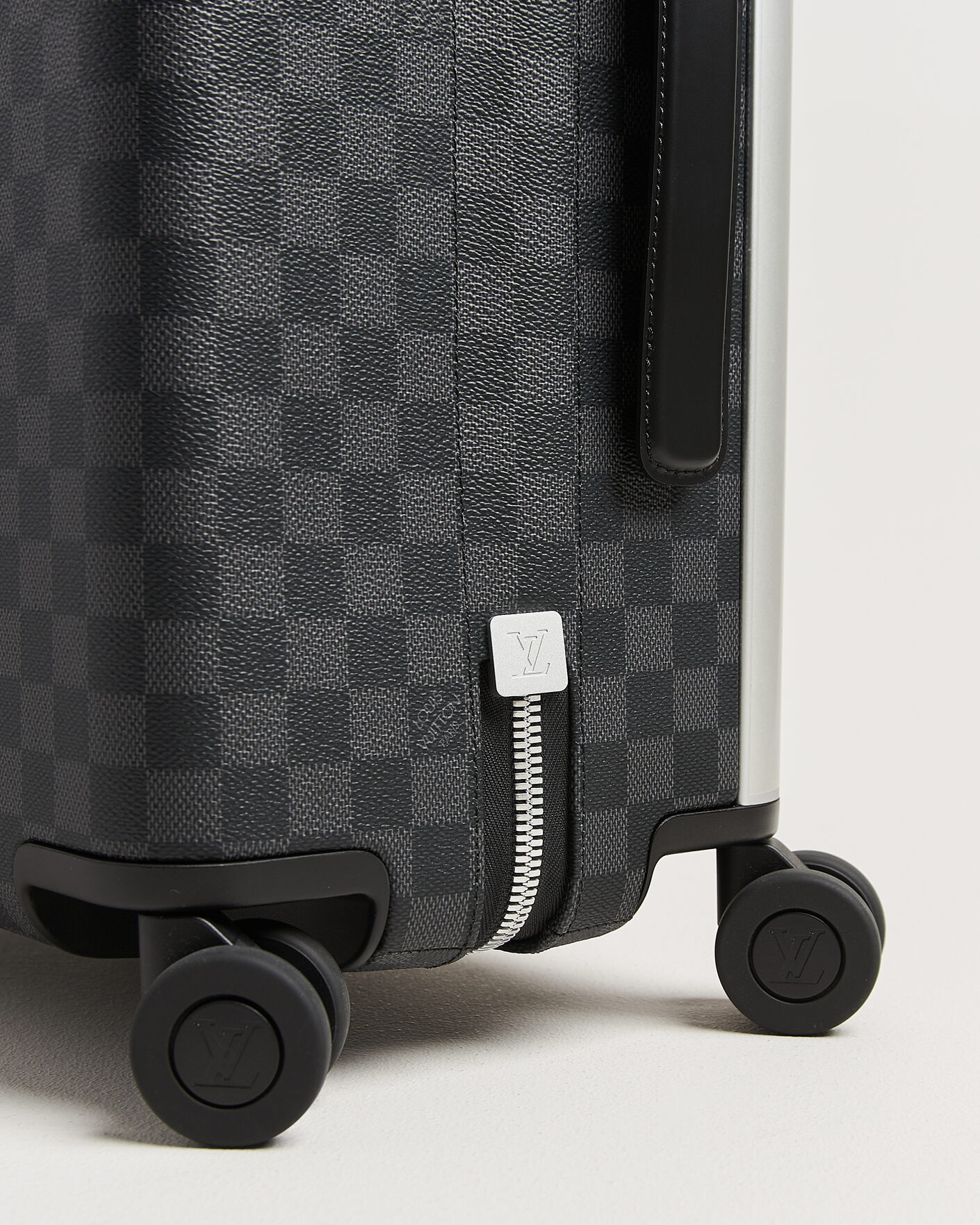 Uomini | Pre-Owned & Vintage Bags | Louis Vuitton Pre-Owned | Horizon 55 Damier Graphite