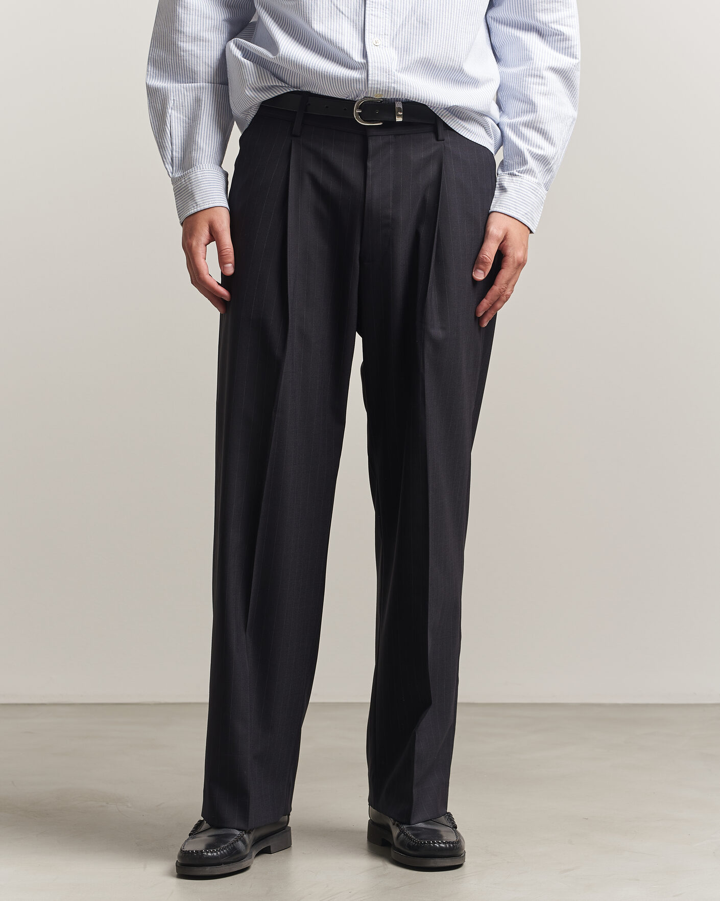 Uomini | Pantaloni | NN07 | Kay Pinstriped Pleated Trousers Navy Blue