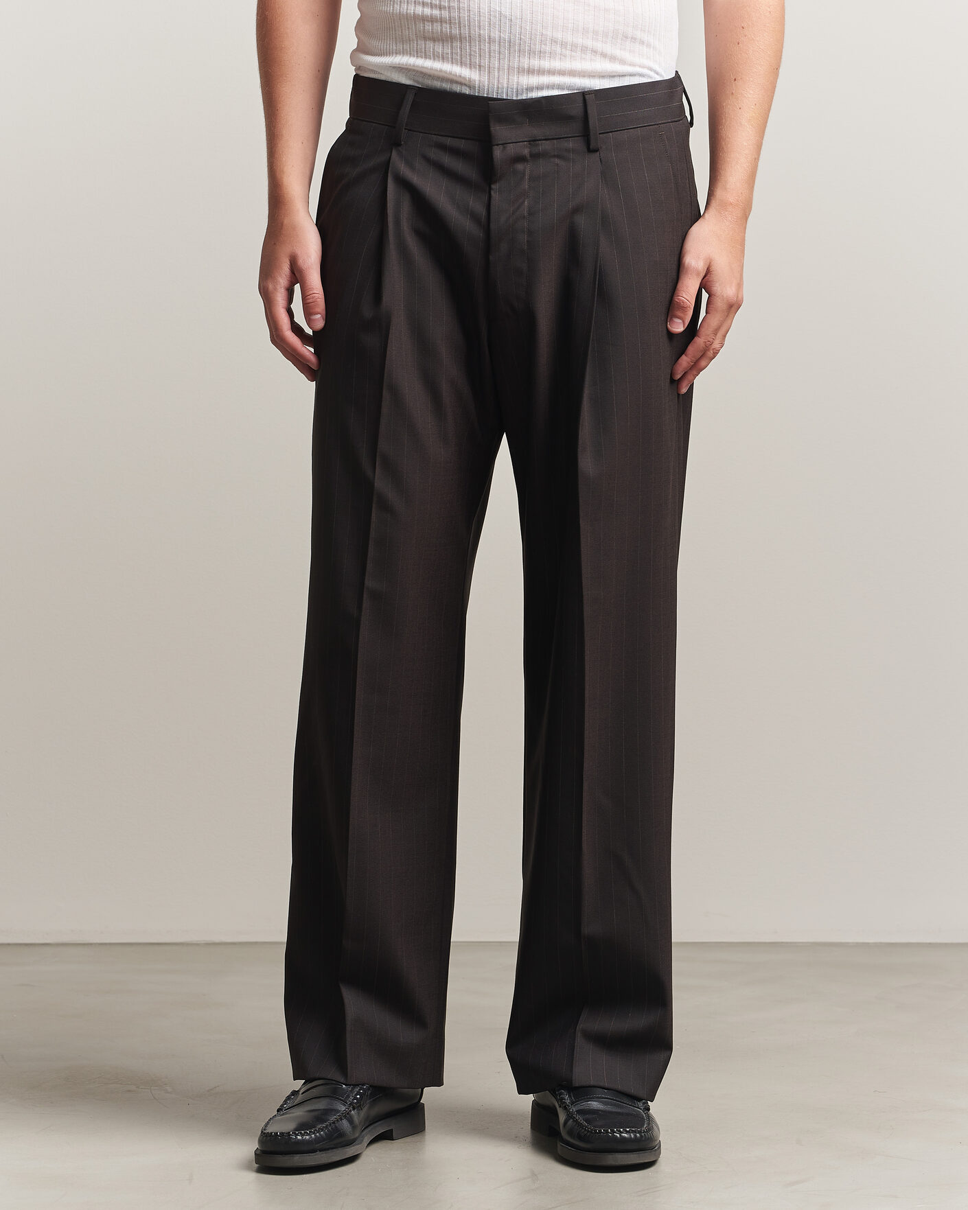Uomini | Pantaloni | NN07 | Kay Pinstriped Pleated Trousers Dark Brown