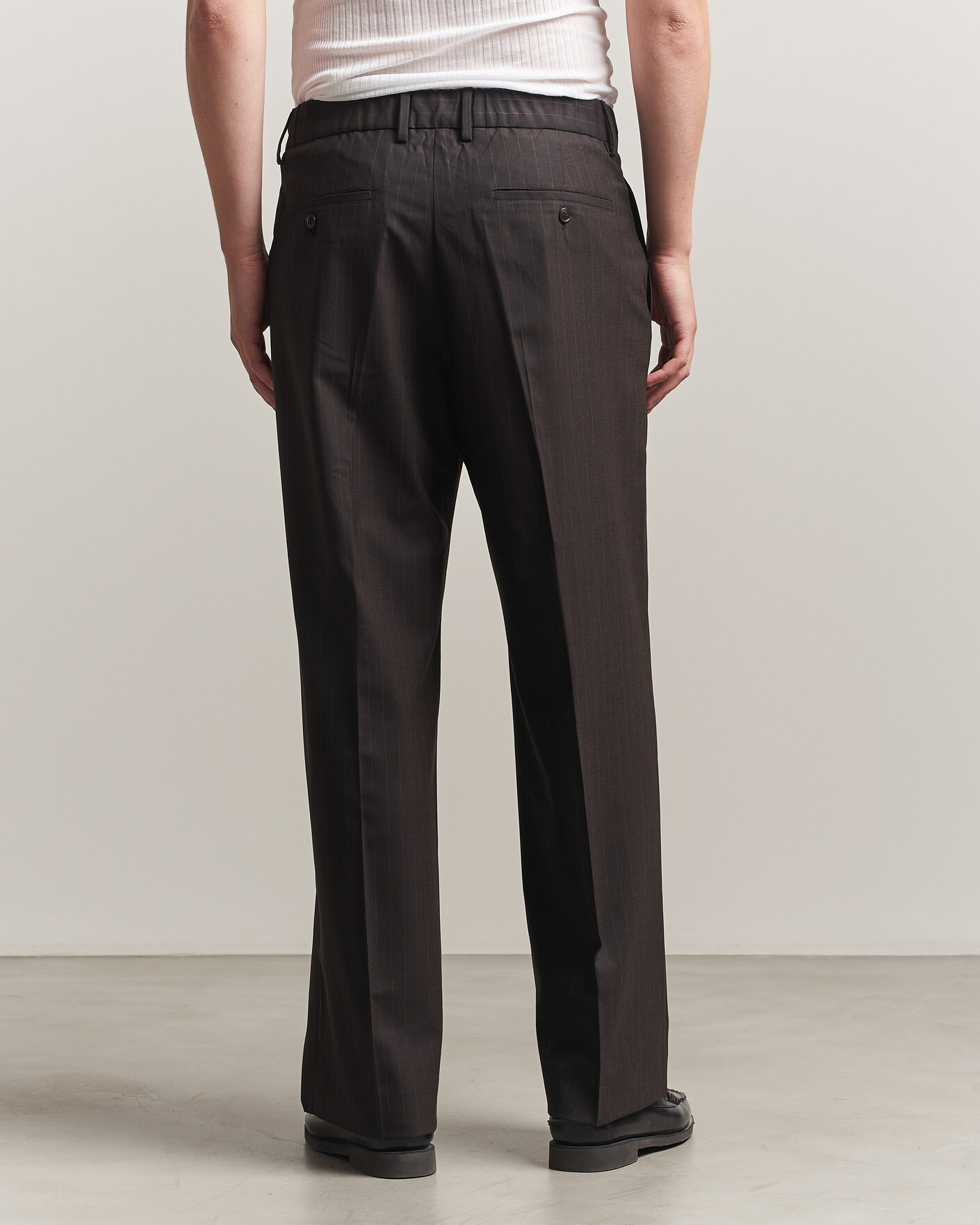 Uomini | Pantaloni | NN07 | Kay Pinstriped Pleated Trousers Dark Brown