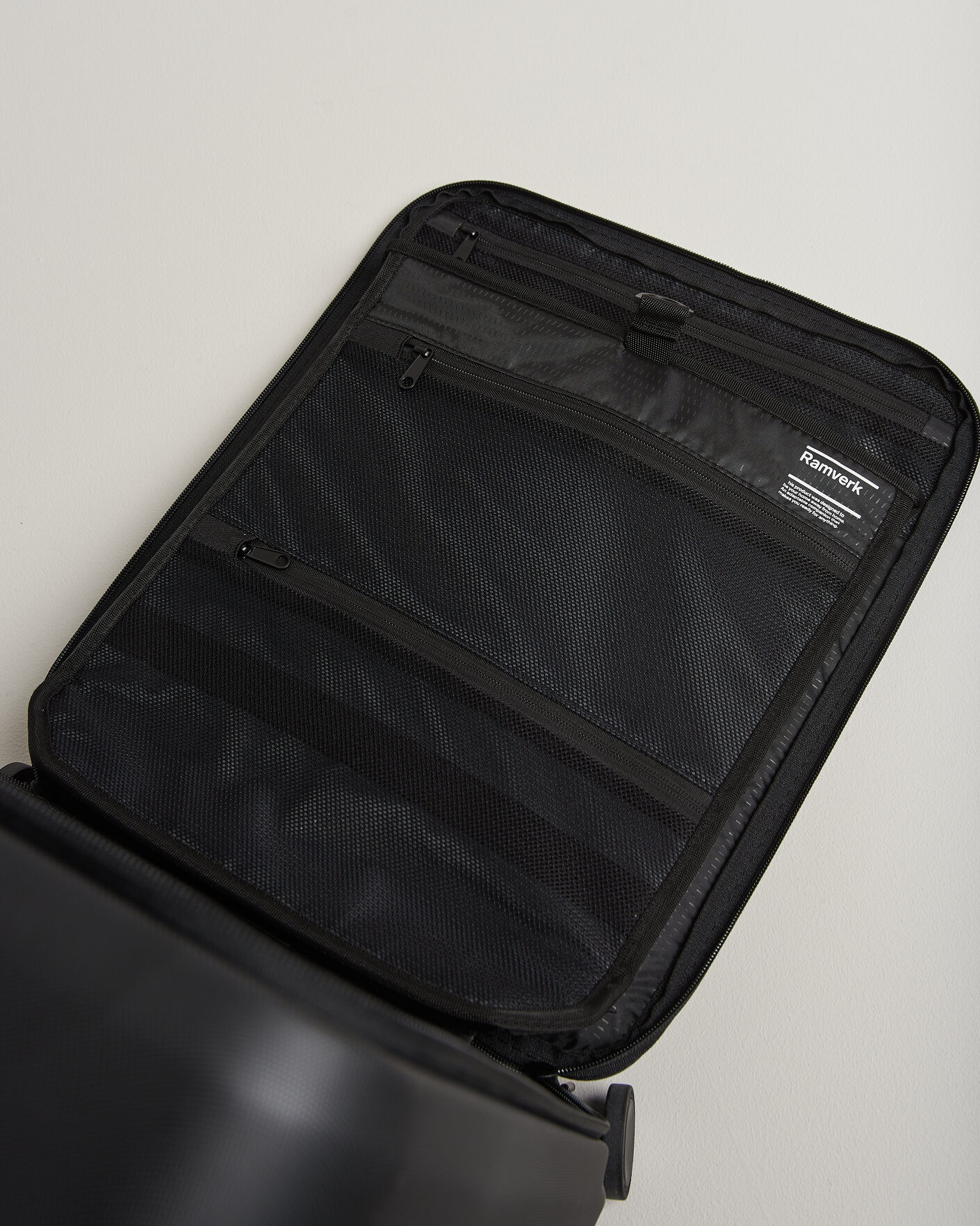 Uomini | Borse | DB | Ramverk Pro Front-Access Carry On Silver/Black