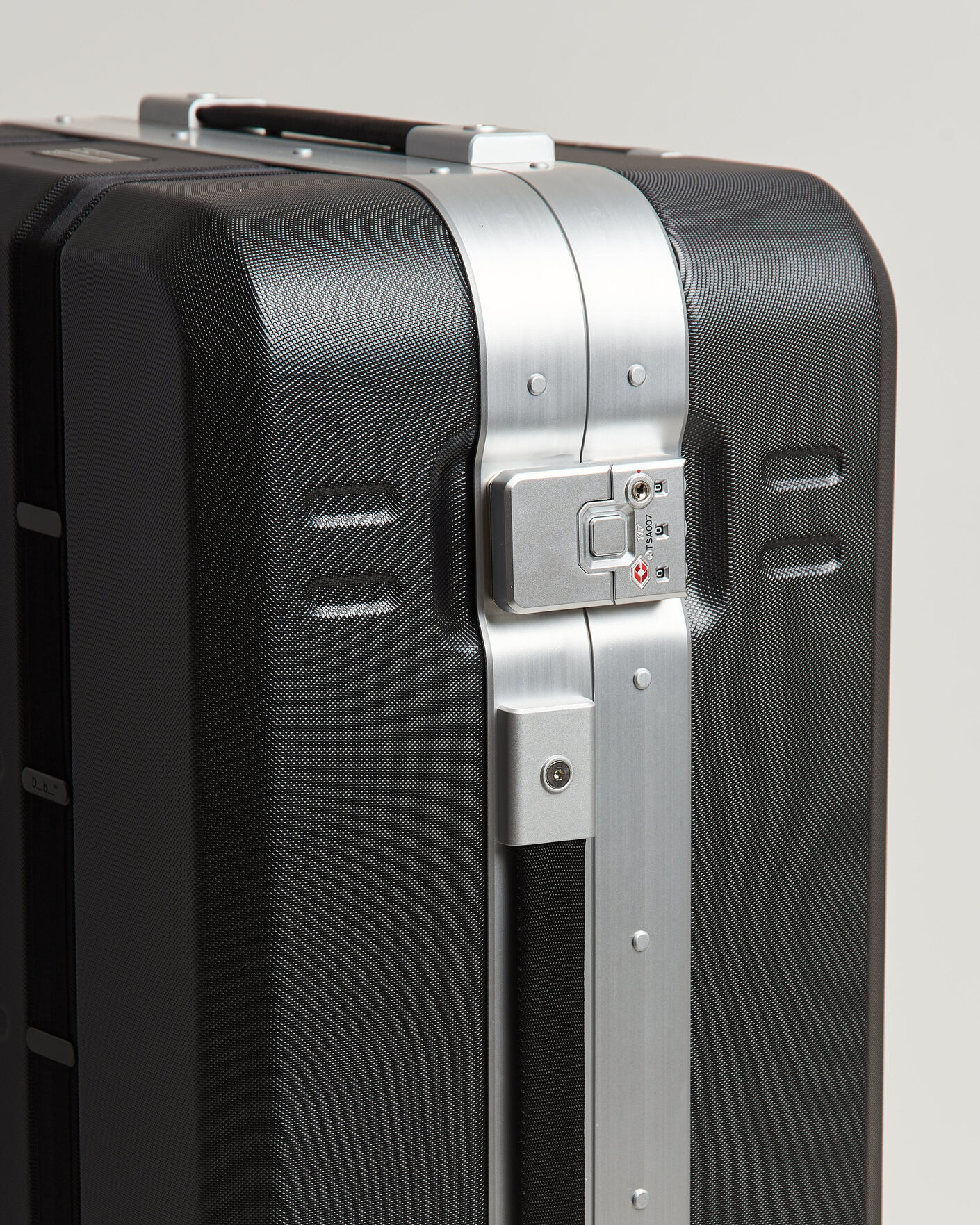Uomini | Borse | DB | Ramverk Pro Check-In Luggage Medium Silver/Black