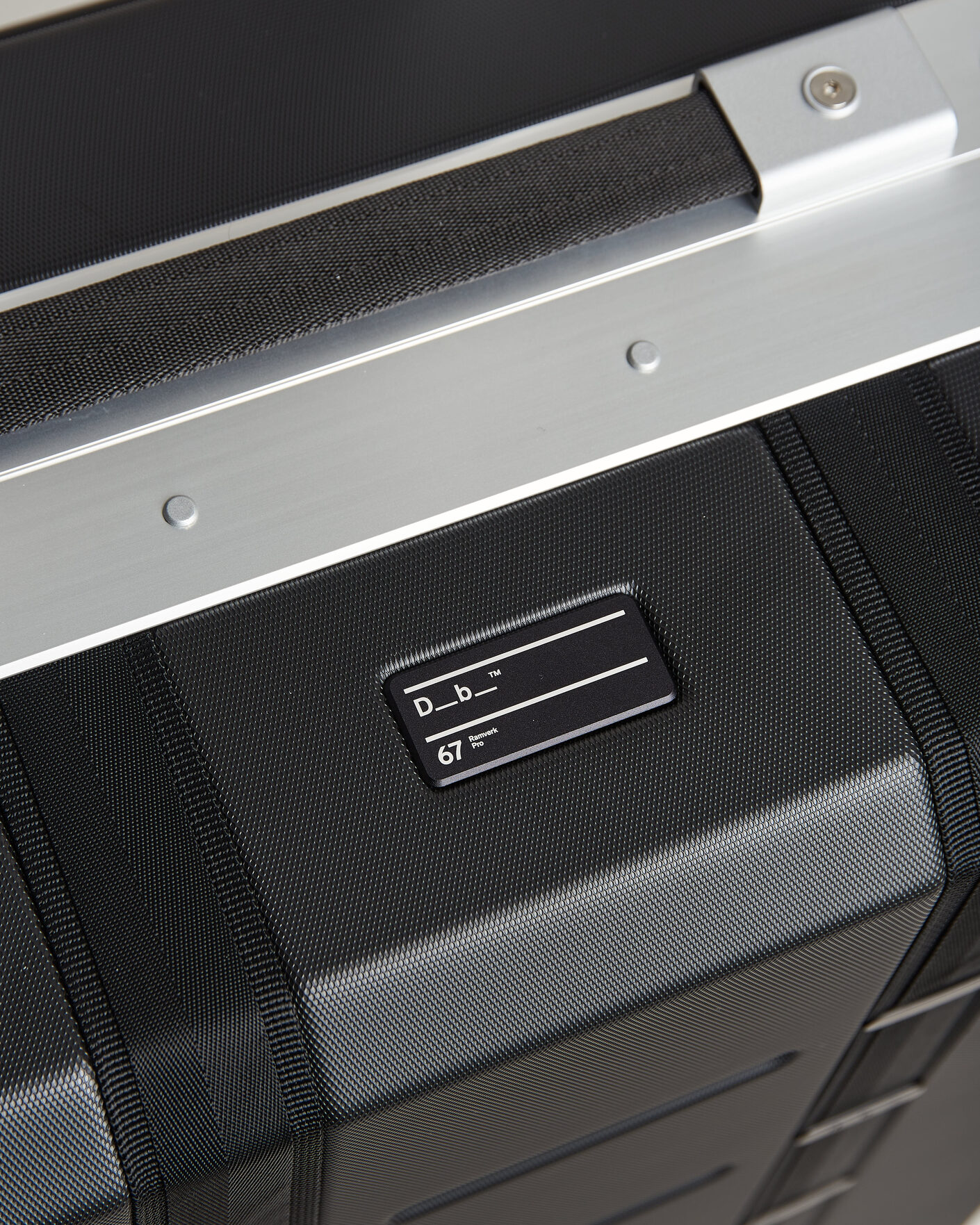 Uomini | Borse | DB | Ramverk Pro Check-In Luggage Medium Silver/Black
