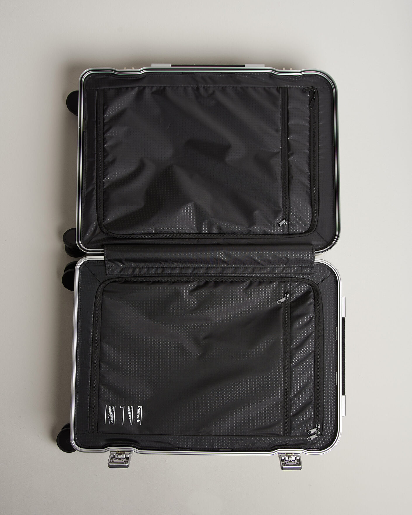Uomini | Borse | DB | Ramverk Pro Check-In Luggage Medium Silver/Black