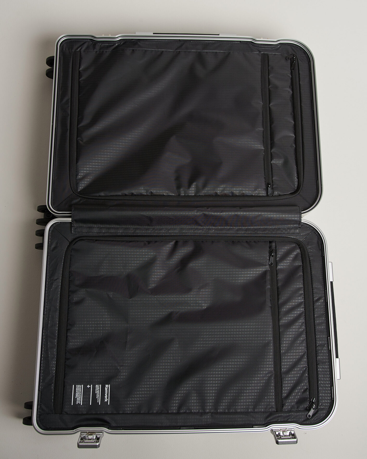 Uomini | Borse | DB | Ramverk Pro Check-In Luggage Large Silver/Black