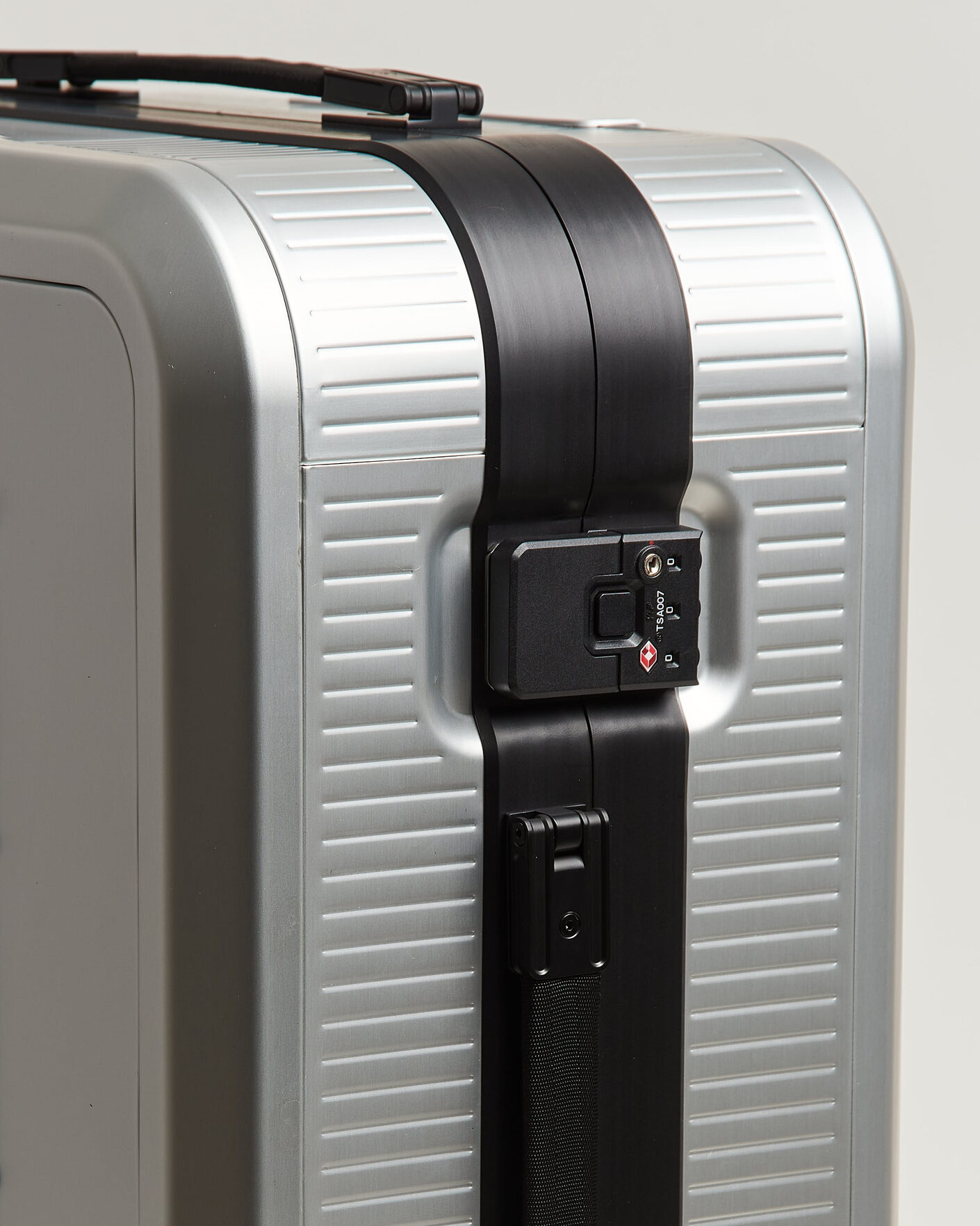 Uomini | Borse | DB | Ramverk Alu Pro Check-In Luggage Medium Silver/Onyx
