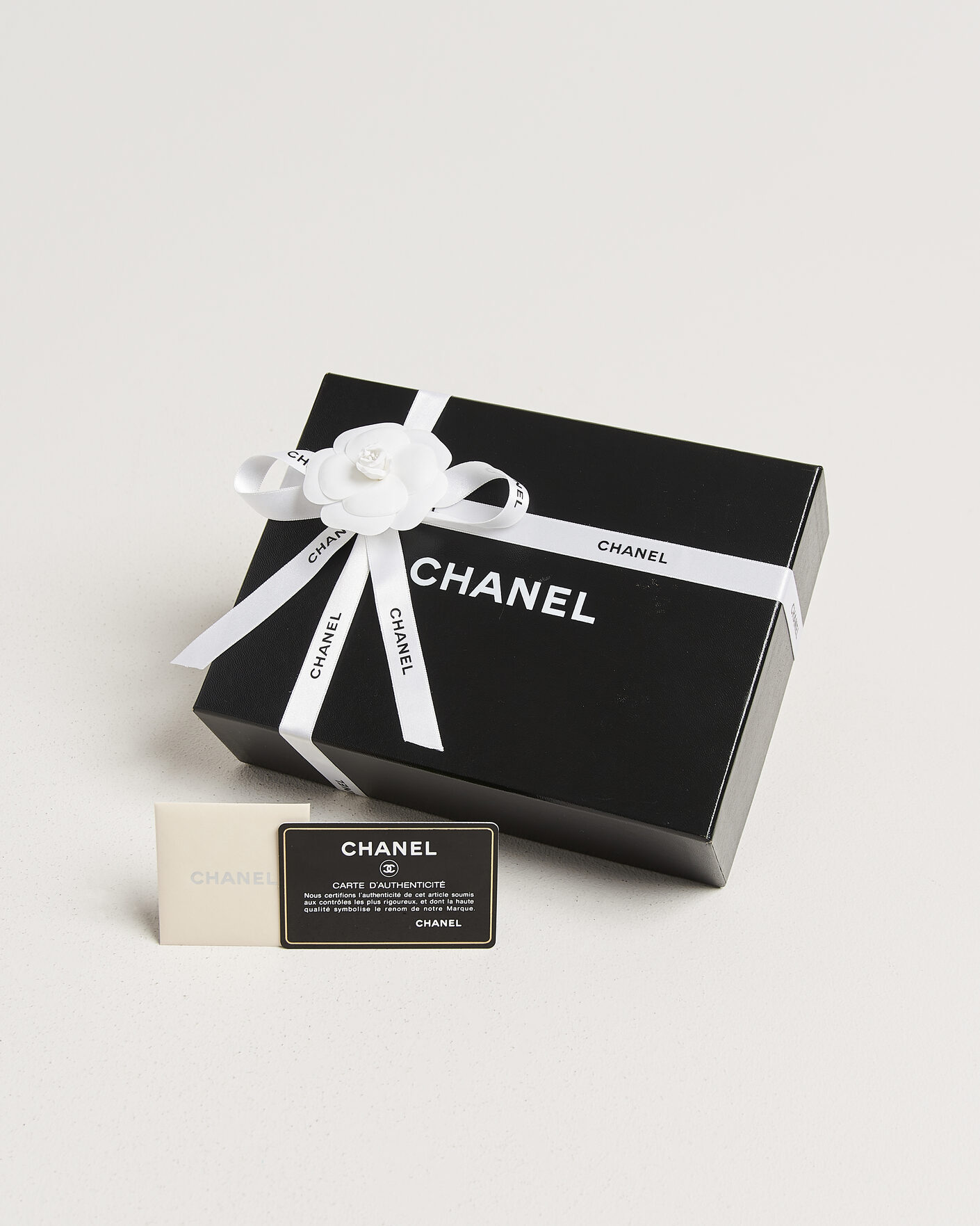 Uomini | Pre-Owned & Vintage Bags | Chanel Pre-Owned | Wallet On Chain Camelia Lambskin Black