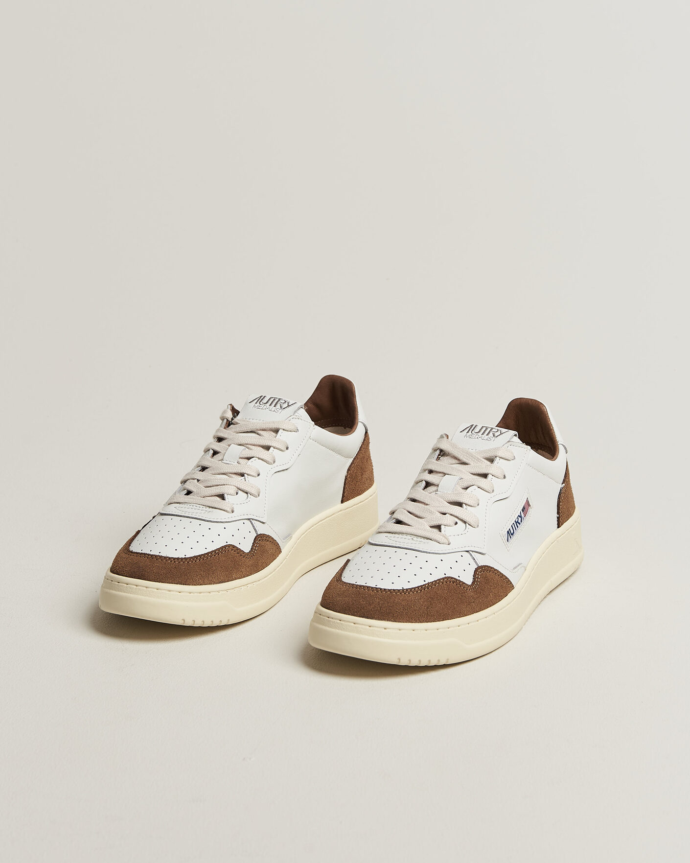 Uomini | Sneakers | Autry | Medalist Low Soft Leather/Suede Sneaker White/Tabacco