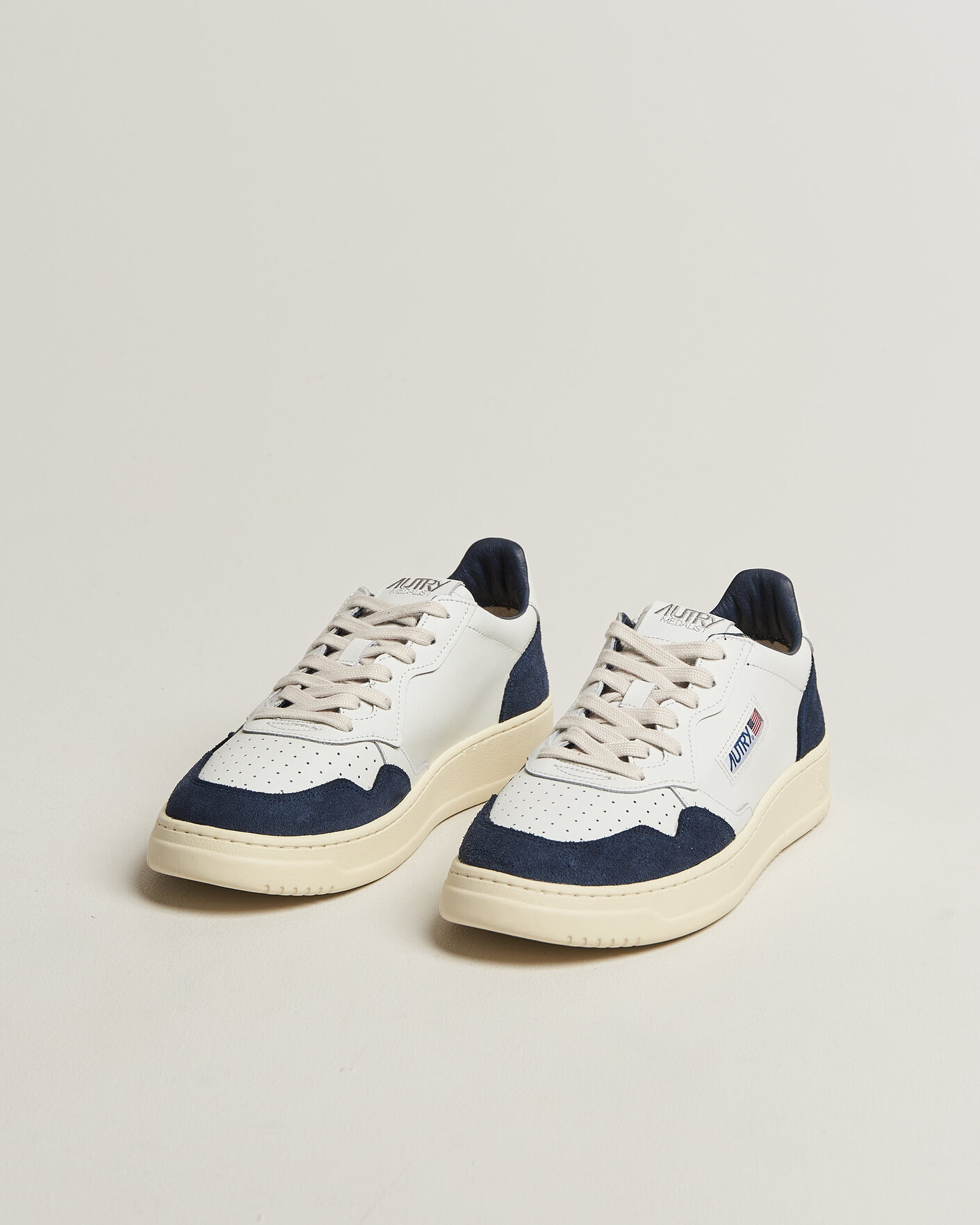 Uomini | Sneakers | Autry | Medalist Low Soft Leather/Suede Sneaker White/Denim