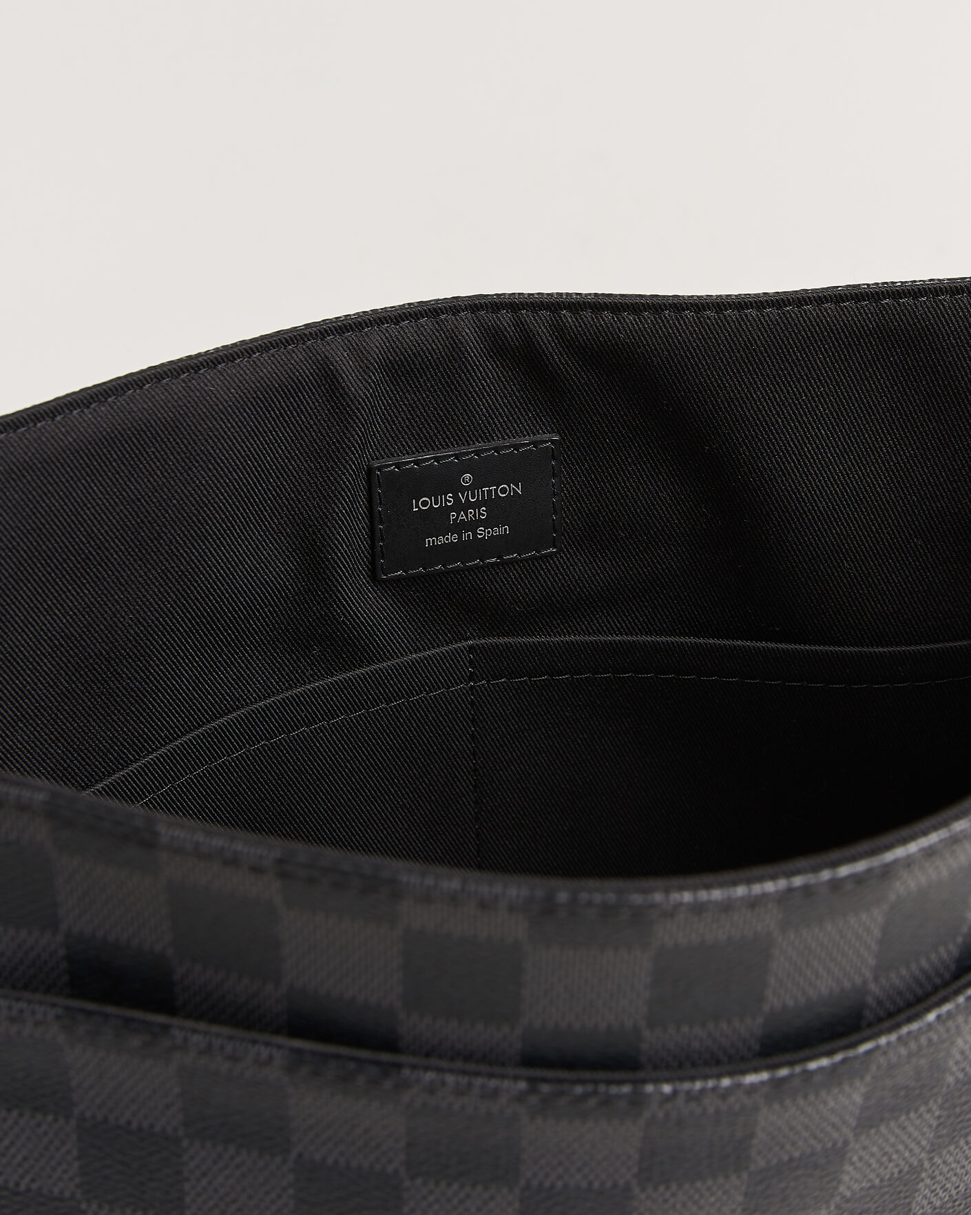 Uomini | Pre-Owned & Vintage Bags | Louis Vuitton Pre-Owned | Louis Vuitton District Messenger Bag MM Damier Graphite